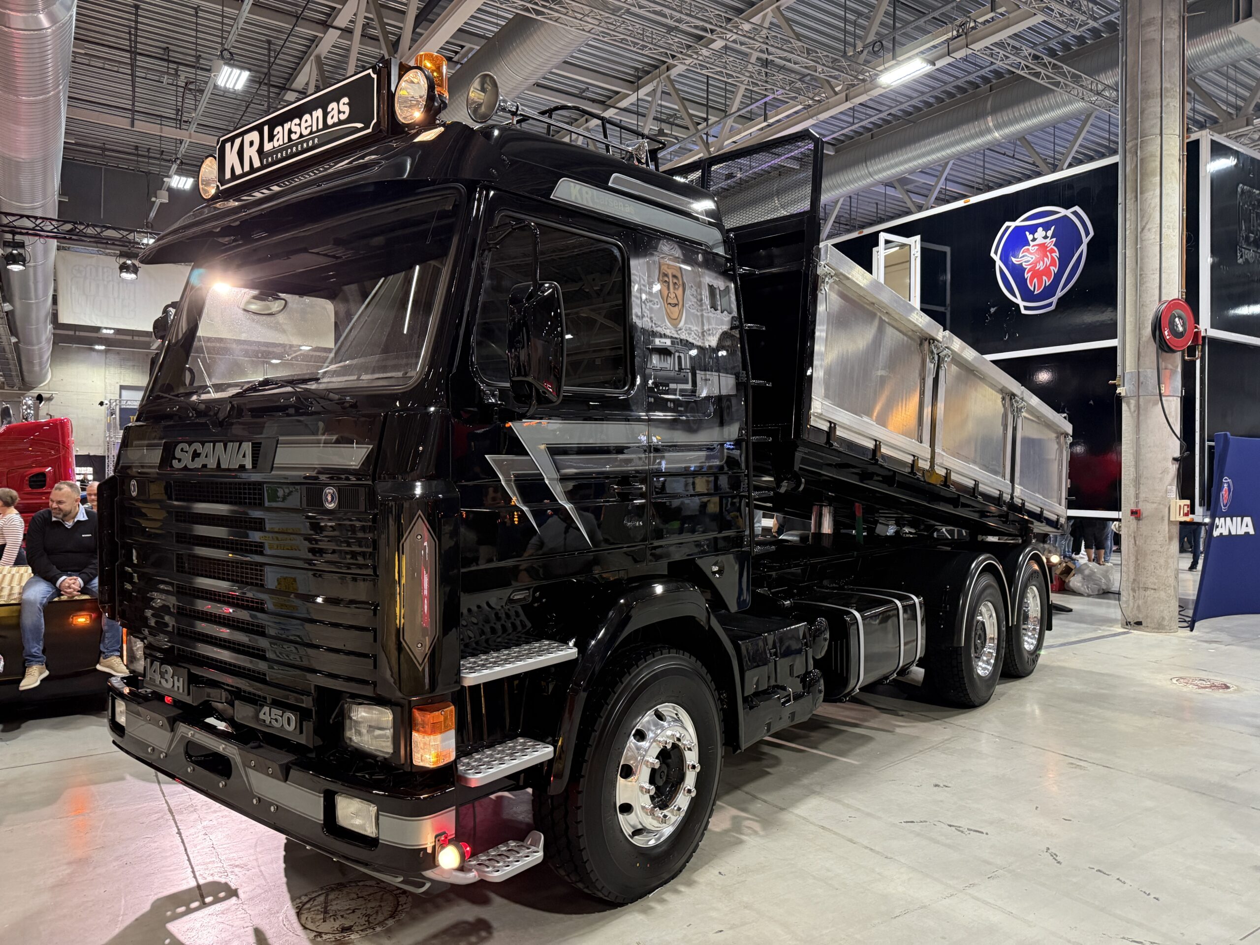 På standen til Scania kom vi over denne flotte 3-akslede tippbilen - Scania 143H med 14,2-liters V8-motor som yter 450 hk. Dette var noe av det råeste som fantes på tidlig 1990-tallet. (Foto: Njål Hagen)