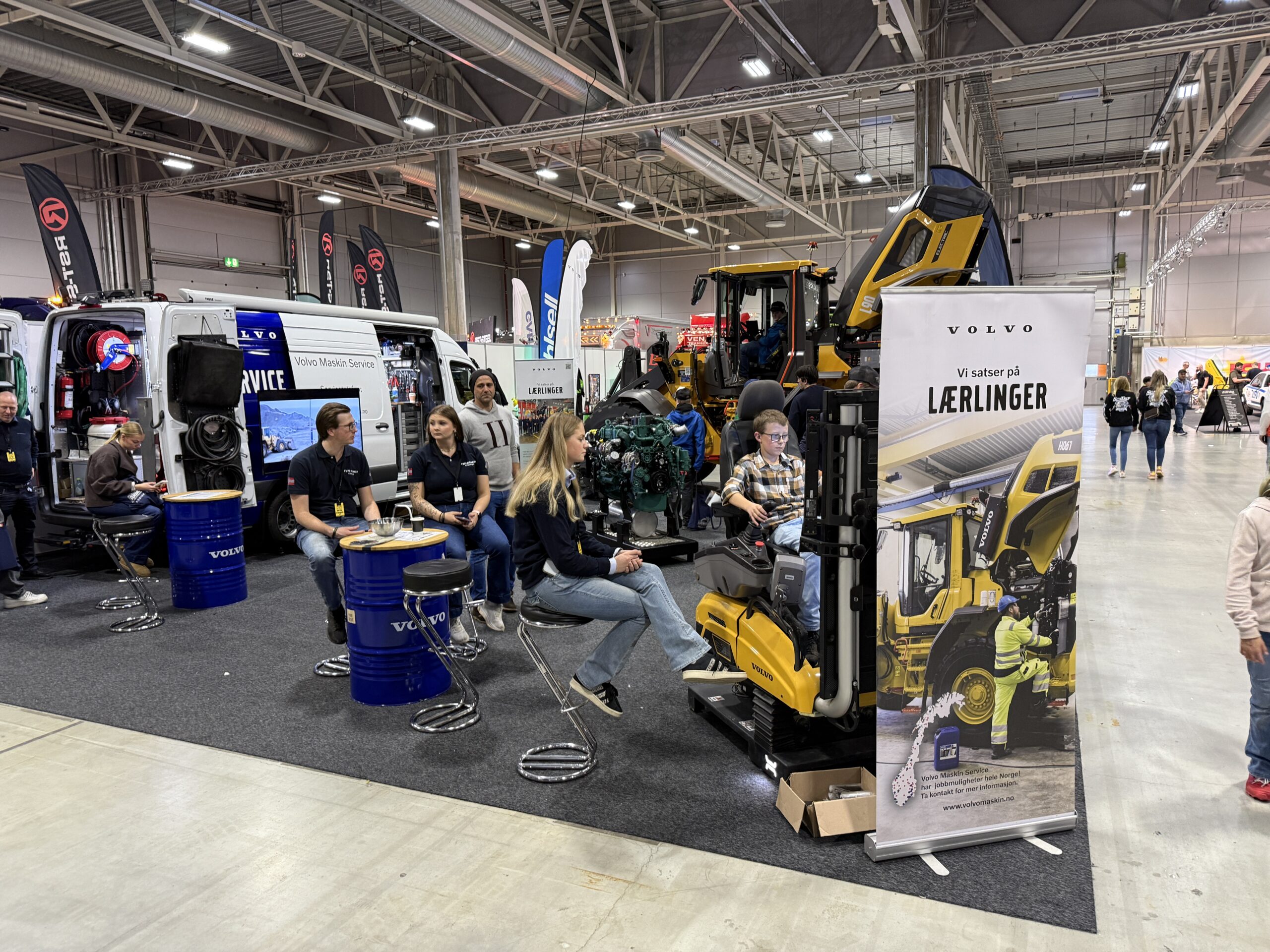 På standen til Volvo Maskin var temaet rekruttering til bransjen, og da spesielt til anleggsmaskinmekaniker-yrket. (Foto: Njål Hagen)