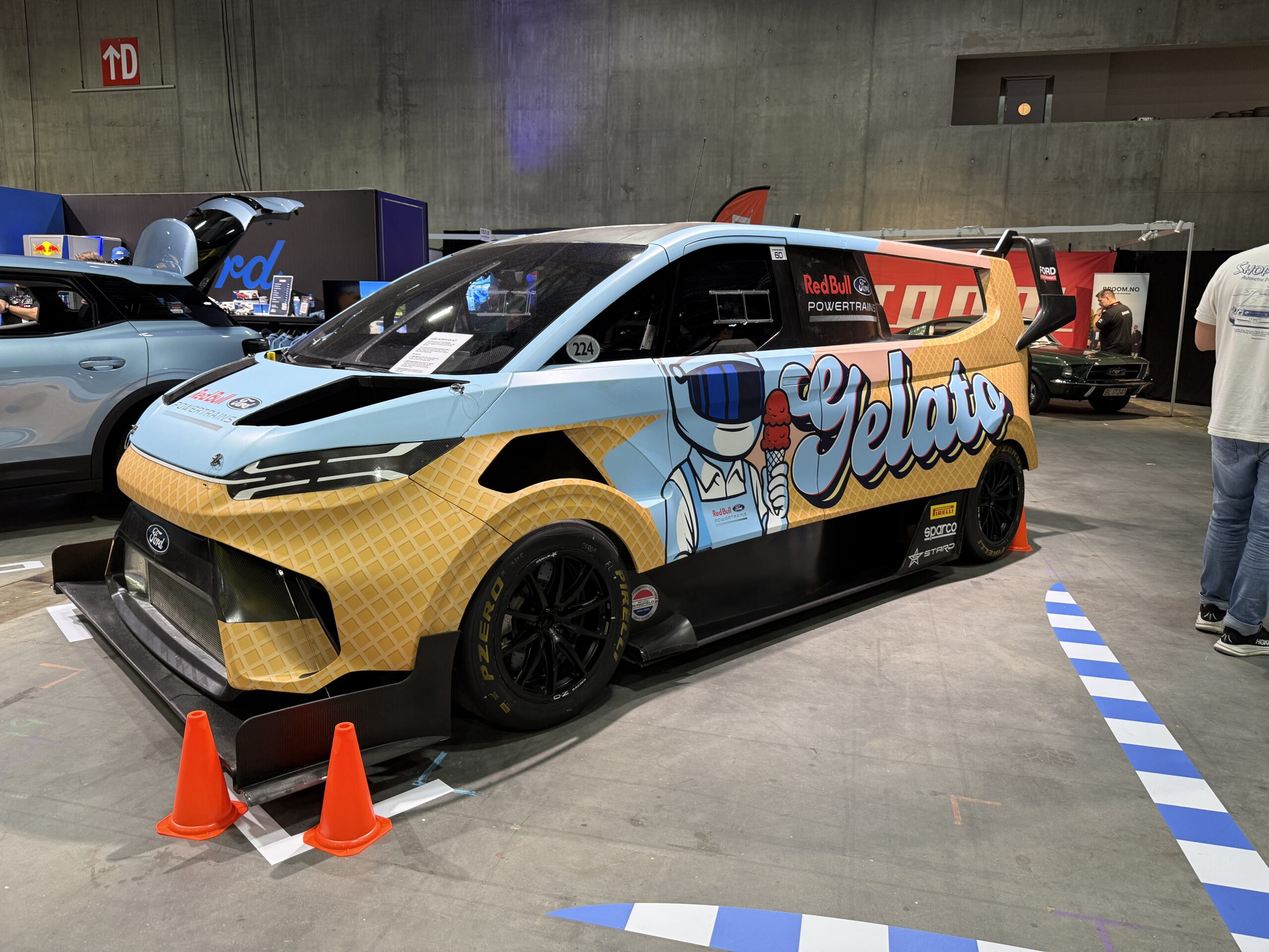 Verdens raskeste Transit. Den elektriske Ford Transit SuperVan 4.2 har 2000 hestekrefter og er tidens raskeste varebil på den ikoniske Nürburgring Nordschleife, en rekord den satt i august i år. Den er utstyrt med fire elektriske motorer og 0–100 km/t på under to sekunder. (Foto: Njål Hagen)