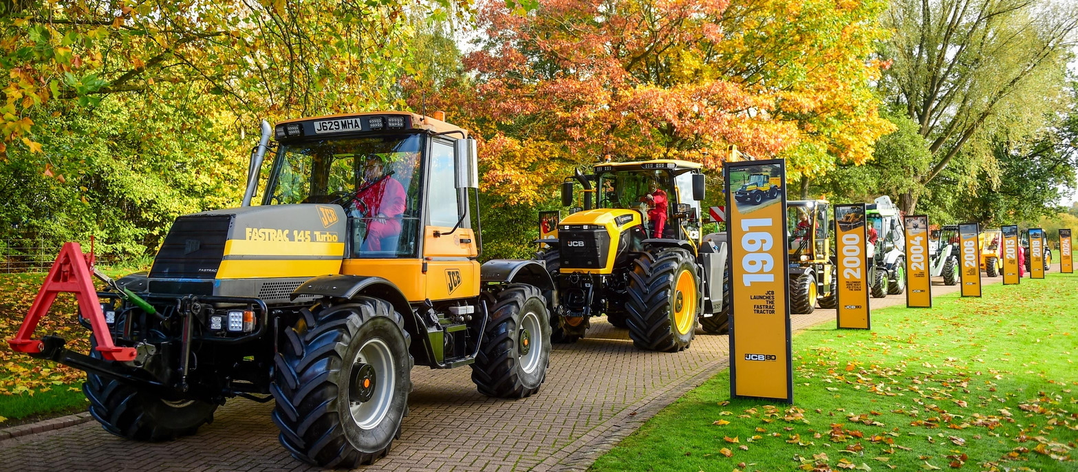 En storslått maskinkortesje viste JCBs utvikling gjennom åtte tiår. Fra den første Loadall-kranen (1977) og den klassiske traktorgraveren 3CX, til dagens hydrogendrevne maskiner. (Foto: JCB)