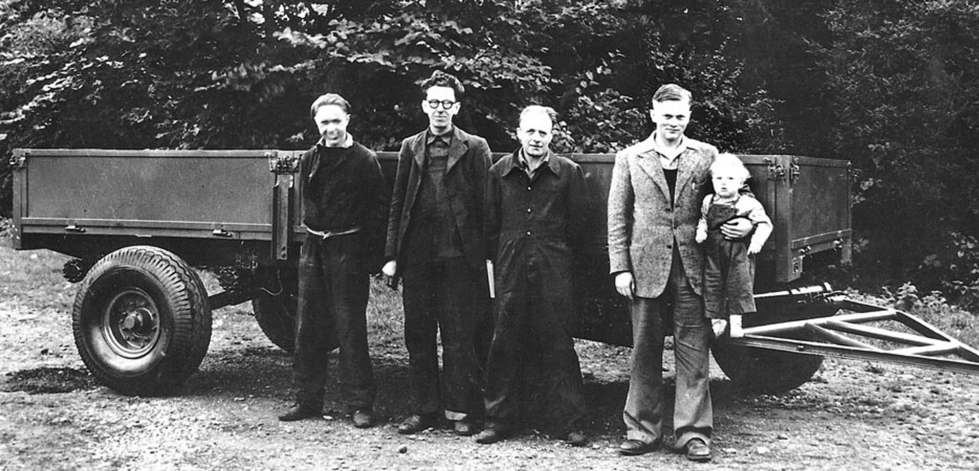 Det var i en liten garasje i Uttoxeter, Staffordshire, at Joseph Cyril Bamford startet JCB i 1945, samme dag som sønnen Anthony ble født. Den første maskinen var en landbrukshenger laget av krigsskrap, solgt for 45 pund. (Foto: JCB)