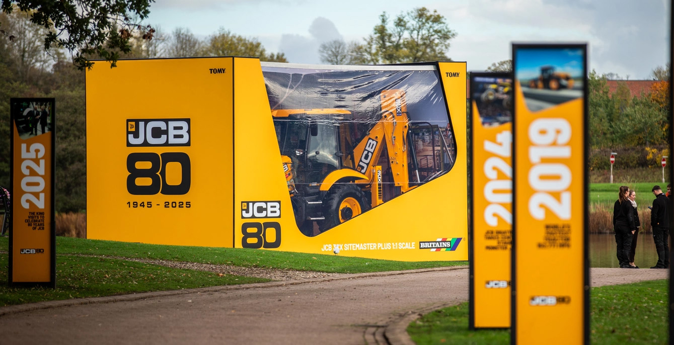 De fremmøtte fikk også se avdukingen av en spesiell JCB 3CX “Backhoe in a Box” – en fullskala gravemaskin presentert i en pakke som etterligner hvordan produsenten Britains pakker sine 1:32-modeller av JCB-maskiner. (Foto: JCB)