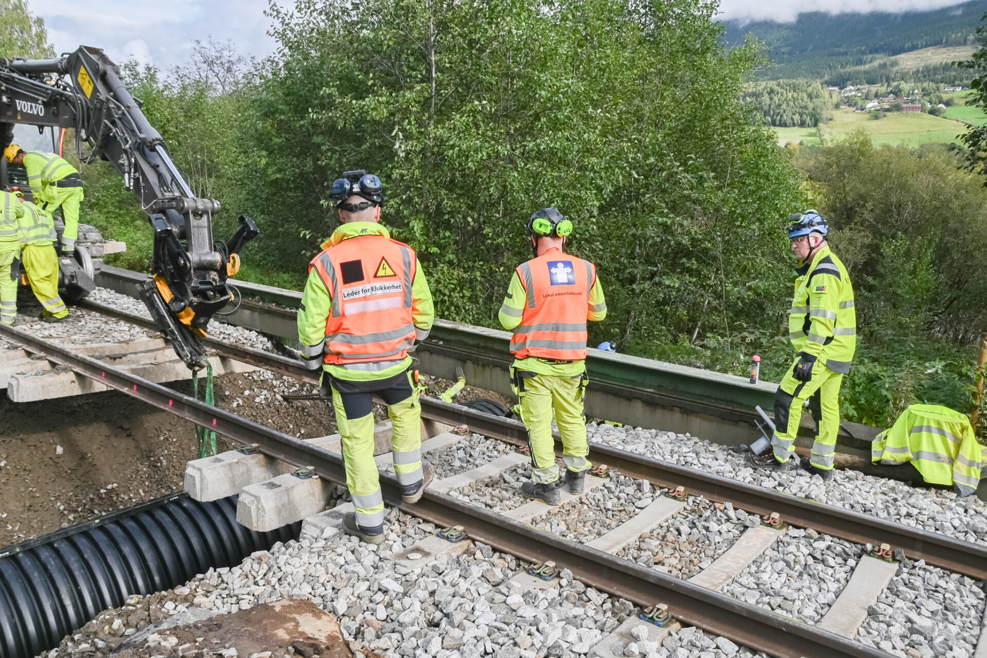Kraftigere drenering skal lede mer ekstremnedbør under jernbanen i årene framover. Arbeid ved Fåvang på Dovrebanen høsten 2025. (Foto: Marianne Henriksen/Bane NOR)