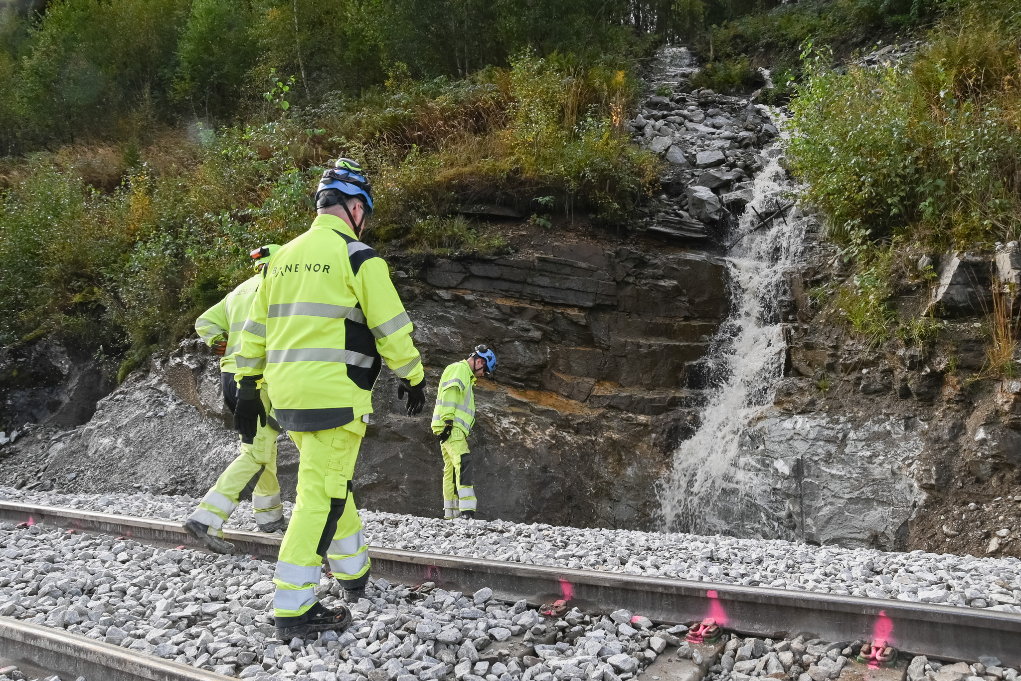 Dovrebanen er omgitt av bratt sideterreng flere steder, og her ved Fåvang fant store nedbørsmengder nye veier og dro med seg store mengder grus og stein over jernbanen høsten 2024. (Foto: Marianne Henriksen/Bane NOR)