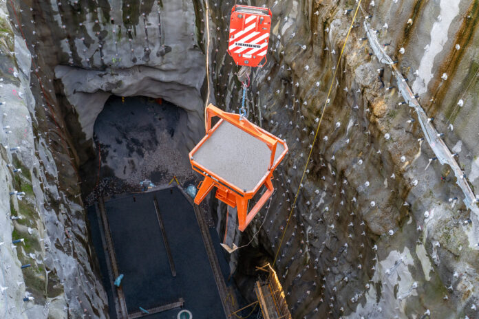 Karbonfangst betong 2 Støp på søyen stasjon Første leveranse ble sendt om lag 50 meter ned under bakkenivå. (Foto: Skanska)