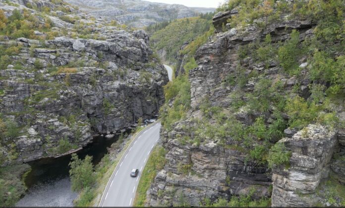 Flaskehalsen: Dagens E45 gjennom kløfta følger en naturlig elvecanyon. Den skjærer seg dypt ned i fjellet fra Finnmarksvidda mot Alta. Fjellet er dårlig og porøst. Snøskred, sørpeskred og steinras gir ofte stengt vei. Nå skal strekningen legges i tunnel. (Foto: Erik Larssuen / Statens vegvesen)