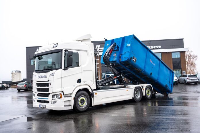 Litra_Scania - elektrisk krokbil-1 ELEKTRISK: Litra har fått levert den første av to nye elektriske krokbiler fra Scania. De to bilene er Scania sin toppmodell 45 R med den største batteripakken på 624 kWh. Bilene skal gå for Litra Bulk og nummer to skal leveres om noen uker. (Foto: Norsk Scania)