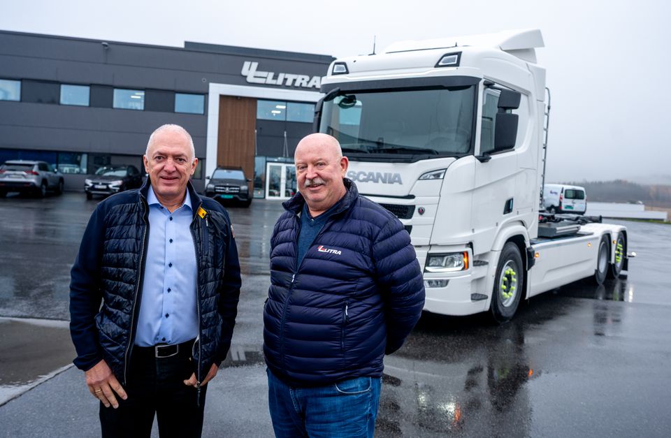 SPENTE: Rune Valleraune (t.v.) og Henrik Kolsrud i Litra er spente og forventningsfulle når de nå tar i bruk sine første serieproduserte elektriske lastebiler. (Foto: Norsk Scania)