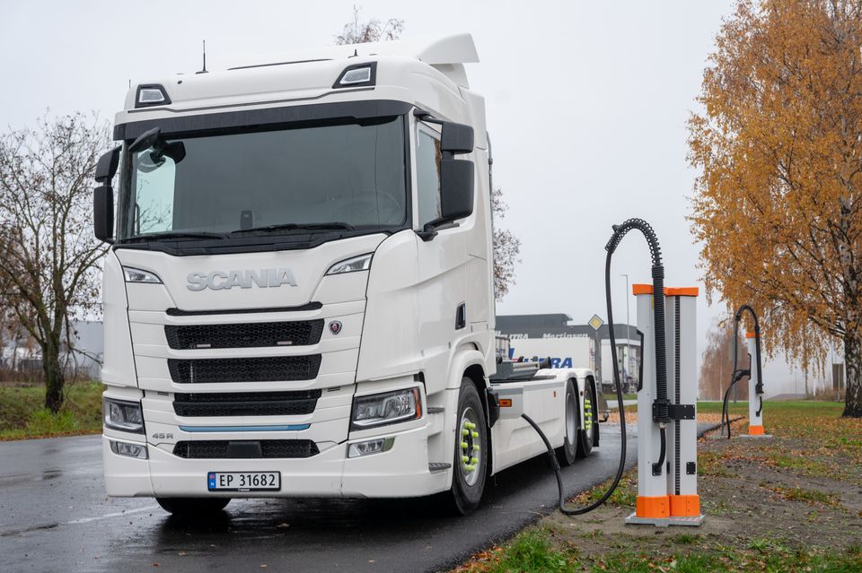 NYE LADERE: Ved hovedkontoret på Rudshøgda i Innlandet har Litra utvidet fra to til fire hurtigladere. De to nye ladepunktene fra Kempower har ladeledninger med kjøling og kan levere opp til 400 kW. (Foto: Norsk Scania)