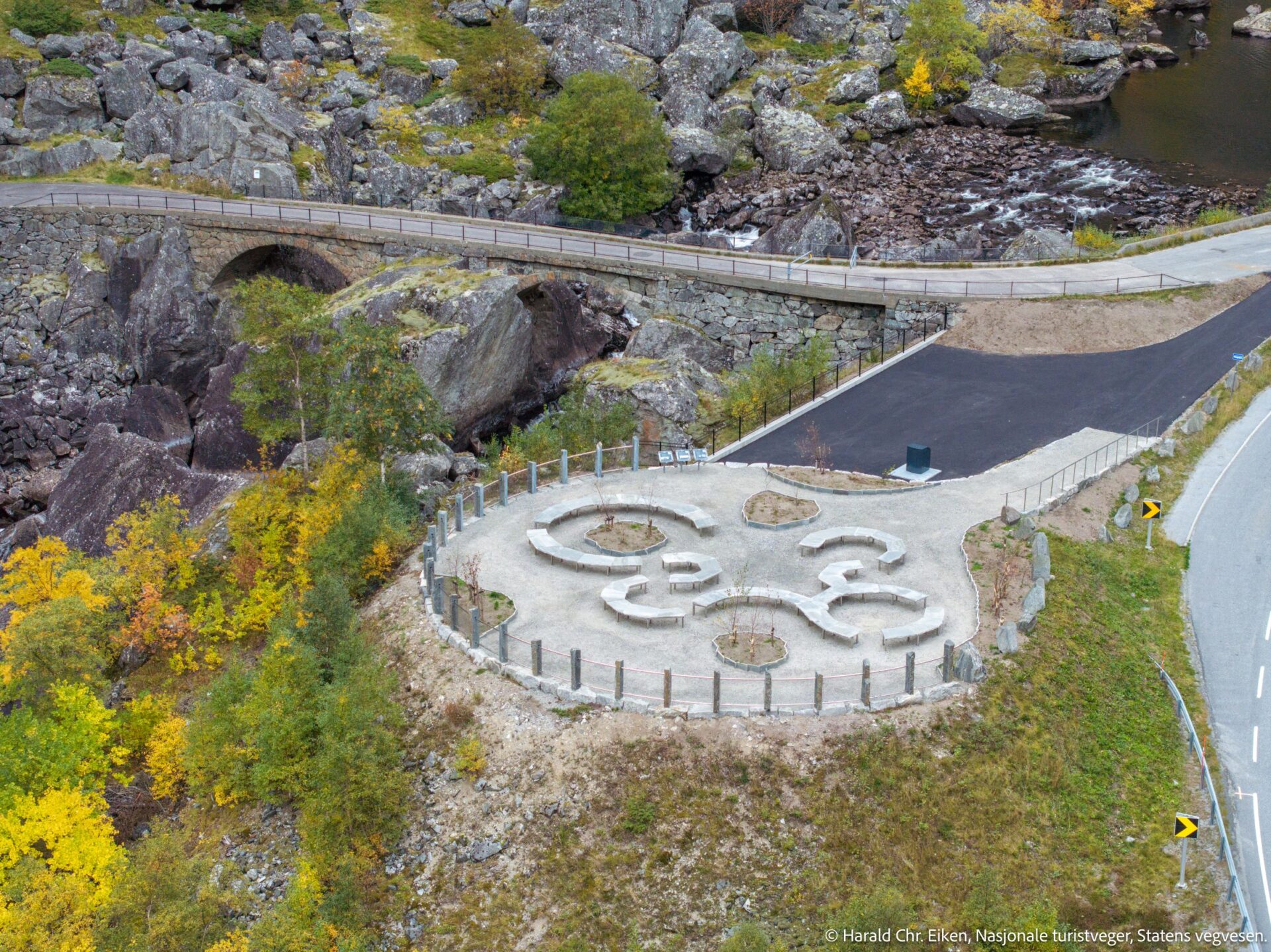 I arbeidet med den nye rasteplassen har arkitektene tatt i bruk det som alt var på stedet, en vakker, rund og åpen flate midt i dalen. (Foto: Harald Christian Eiken/Statens vegvesen)