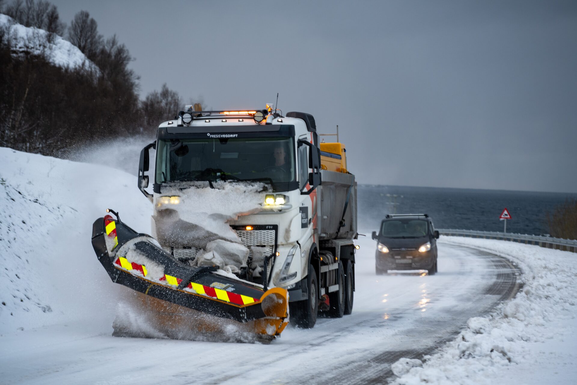 Når riksvei 2 får ny vinterdriftsklasse blir kravene til friksjon de samme som før, og sikkerheten for bilistene skal ikke bli påvirket av endringen. (Illustrasjonsfoto: Bård Asle Nordbø/Statens vegvesen)