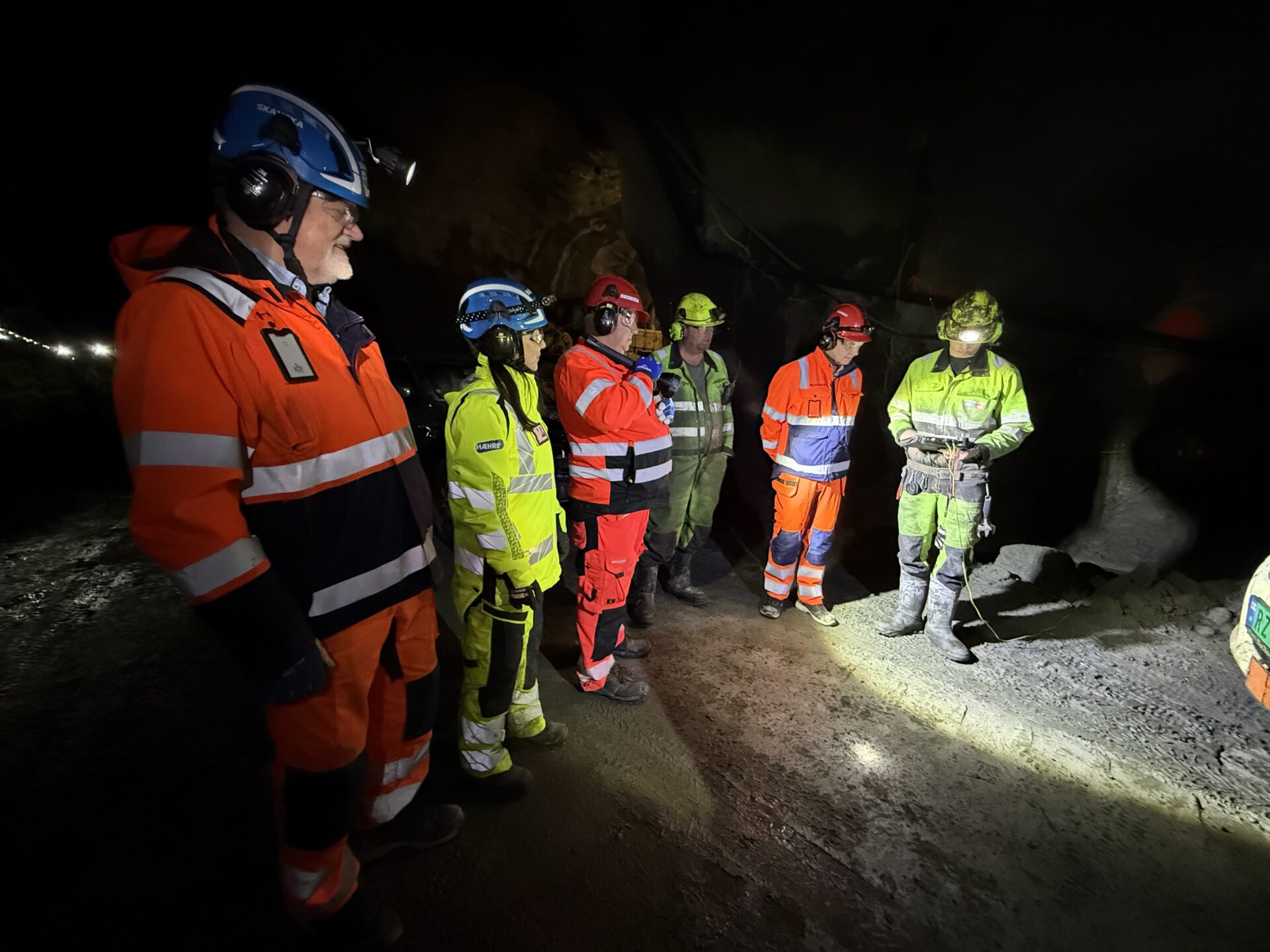 Ordfører i Lødingen, Hugo Bongard Jacobsen (Ap), gjør seg klar til å fyre av den siste salven i Fiskefjordtunnelen. Fv: Are Eliassen (Skanska Norge), Ida Tryland Haugland (Hæhre AS), Alf Harrald Barosen (Statens vegvesen), Oddleif Tjugen, (skytebas Hæhre), Hugo B. Jacobsen og Nikolai Taraldsen (stuffreperatør Hæhre). (Foto: Anita Arntzen/Skanska Norge AS)