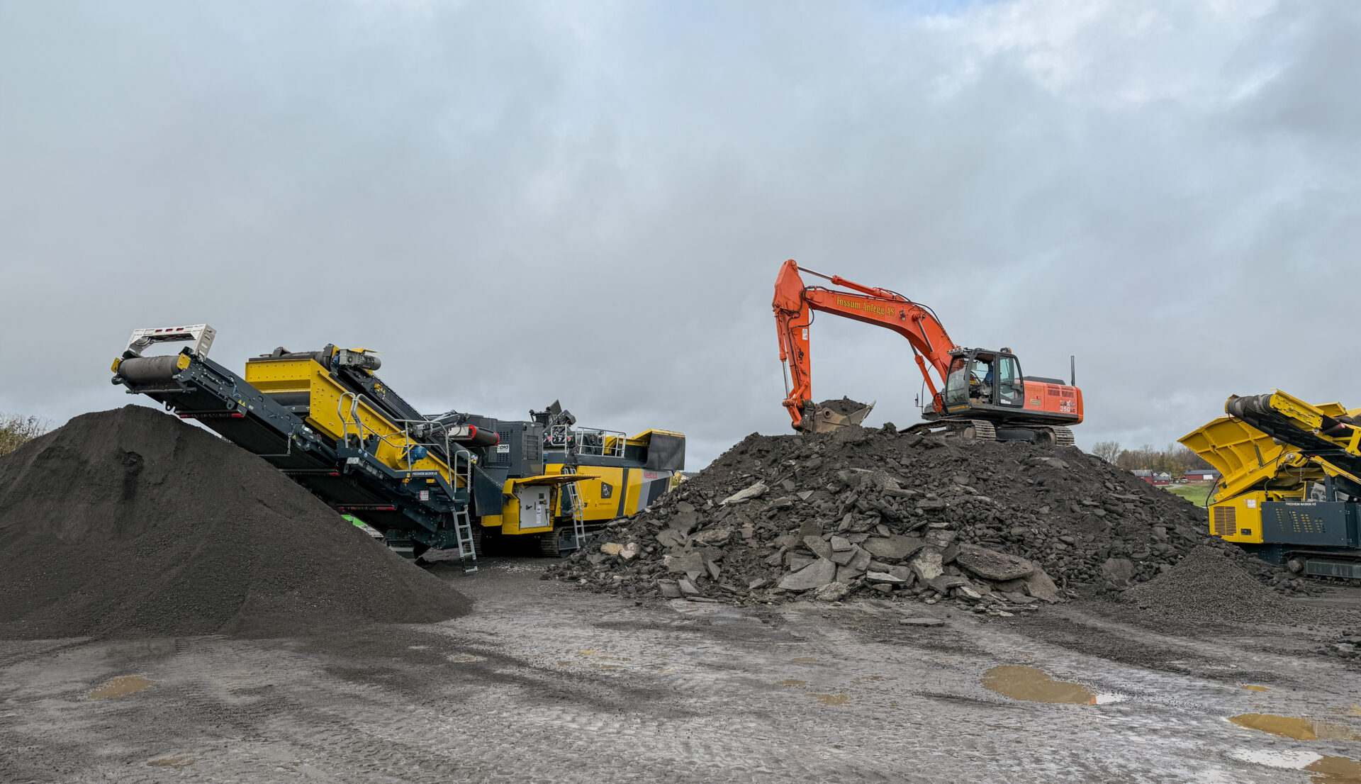 For 16. gang arrangerer Fredheim Maskin Oktoberdager i Spydeberg, og som vanlig blir det presentert flere nyheter. Årets demo var lagt til anlegget til Fossum Anlegg AS i Spydeberg. Her ble det demonstrert knusing og sortering av asfalt. (Foto: Njål Hagen)