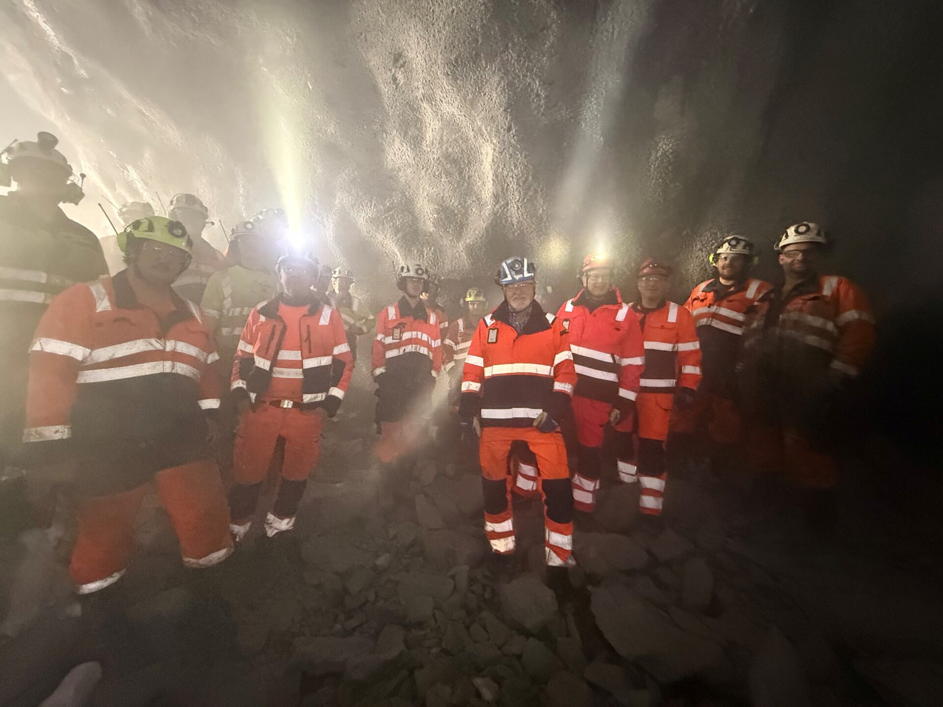 Etter en lengre periode med krevende tunneldriving, var det en fornøyd gjeng som endelig kunne juble for gjennomslag i Gullbergtunnelen. Foran i midten: Prosjektdirektør i Skanska, Are Eilassen. Til høyre for Eliassen står prosjektsjef i Statens vegvesen, Reidar Johansen sammen med varaordfører i Harstad, Espen Ludviksen (Sp). (Foto: Anita Arntzen, kommunikasjonsansvarlig, OPS Hålogalandsvegen / Skanska Norge AS)