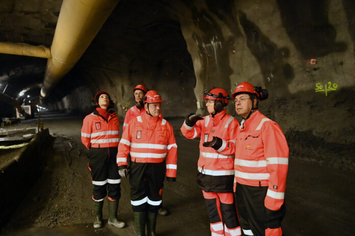 SVV - Rogfast - Gibraltartunnel-1 Look to Rogfast: Direktør Jose Luis Goberna i spanske SECEGSA og resten av reisefølget fra Marokko fulgte nøye med da prosjektleder Anne Merete Gilje i Statens vegvesen informerte om arbeidet med den sørlige delen av E39 Rogfast. Marokkos ambassadør til Norge, Nabila Freidji, var også med ned i tunnelen. (Foto: Øyvind Ellingsen, Statens vegvesen)