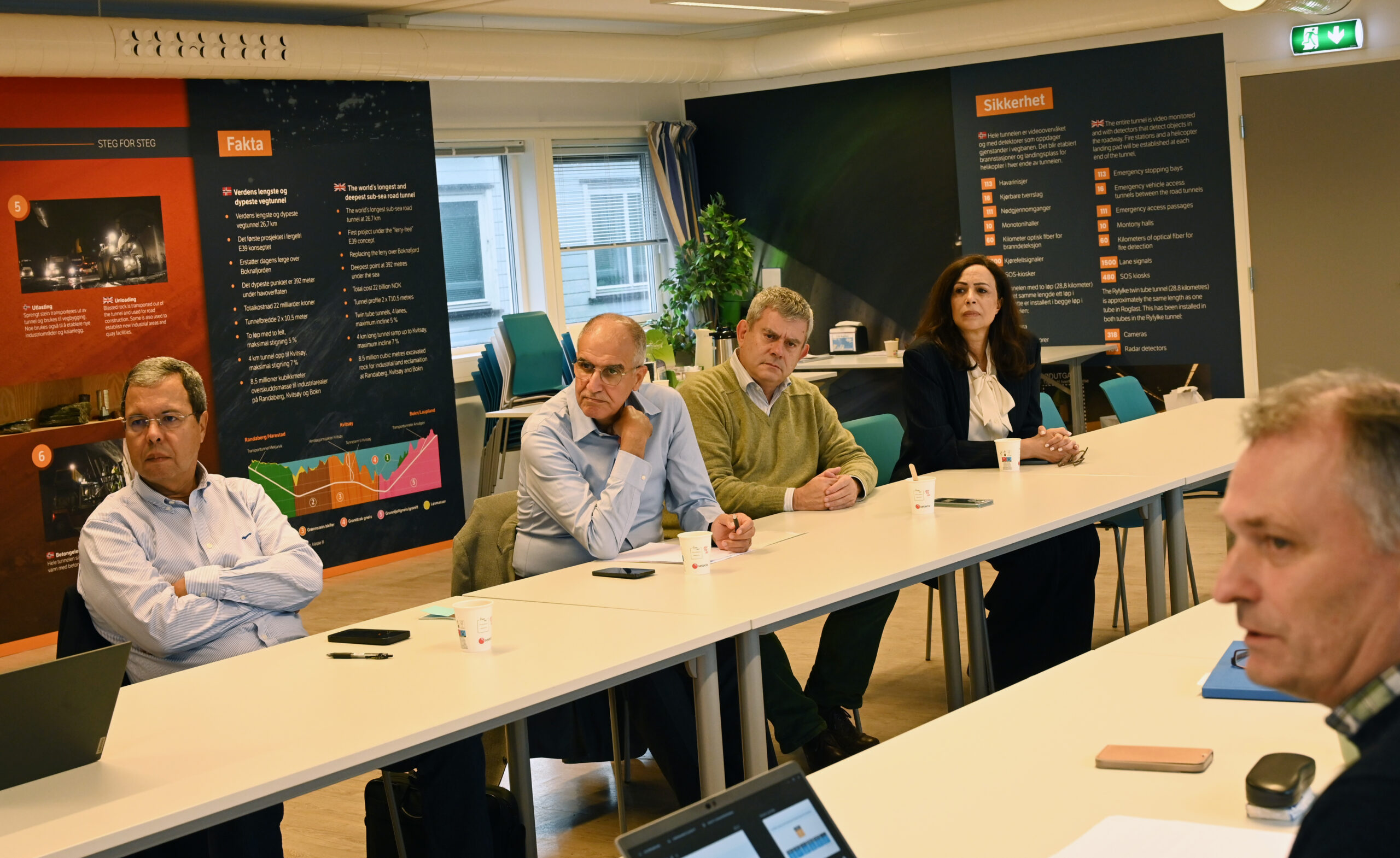 På skolebenken: Direktør Jose Luis Goberna i spanske SECEGSA, Marokkos ambassadør til Norge, Nabila Freidji, Abdelkebir Zahoud i SNED og Abdellatif Zaghnoun i ANGSPE fulgte nøye med og hadde flere spørsmål til prosjektsjef Håvard Belsvik i E39 Rogfast. (Foto: Øyvind Ellingsen, Statens vegvesen)