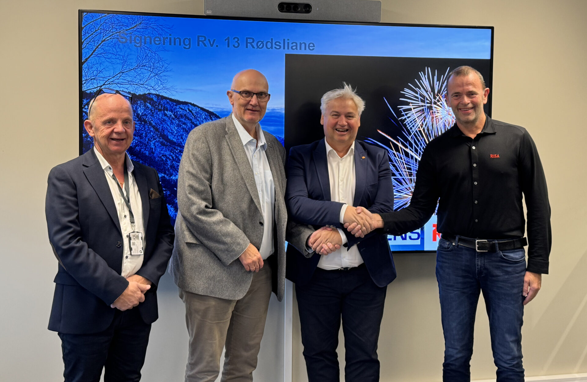 Fra venstre: Prosjektleder i Statens vegvesen, Geir Strømstad, viseadministrerende direktør i LNS, Dag Rindal Brox, utbyggingsdirektør i Statens vegvesen, Kjell Inge Davik og anleggssjef i Risa, Kato Risa. (Foto: Kathrine Hausken Kase, Statens vegvesen)