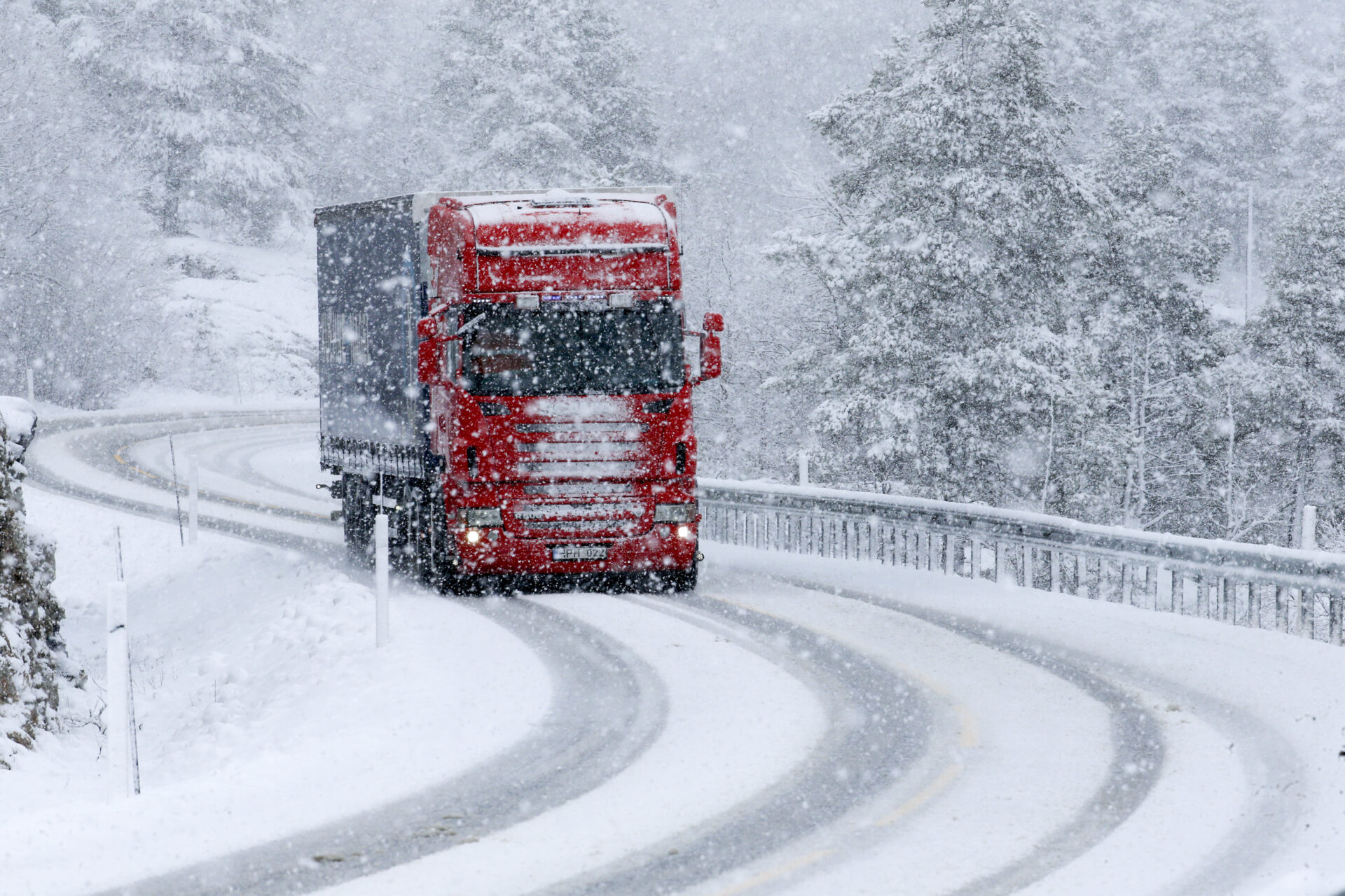 Riktige dekk er helt avgjørende for sikkerheten på veien. (Foto: Terje Pedersen, NTB)