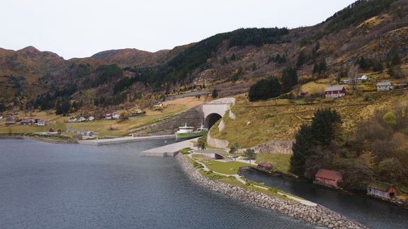 Stad skipstunnel - Kystverket Etter litt politisk drakamp er det klart at Kystverket skal fullføre anbudsprosessen for skipstunnelen. Her fra tunnelåpningen i Kjøde. (Foto: Kystverket / Multiconsult / Link Arkitektur)