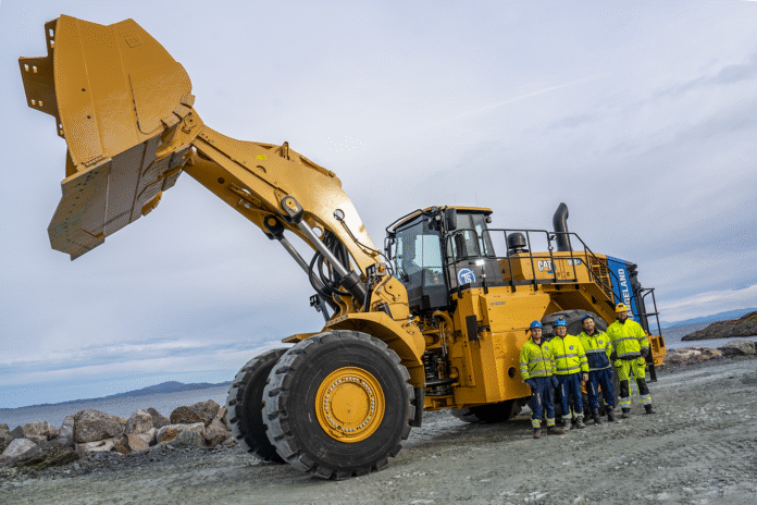 Stangeland Cat 1 Cat 988XE ble nylig levert til Stangeland Maskin. Fra venstre: Kay Tjora, Hallgeir Moen, Tom Maegdefessel og Frank Weiby. (Foto: Stangeland Maskin)