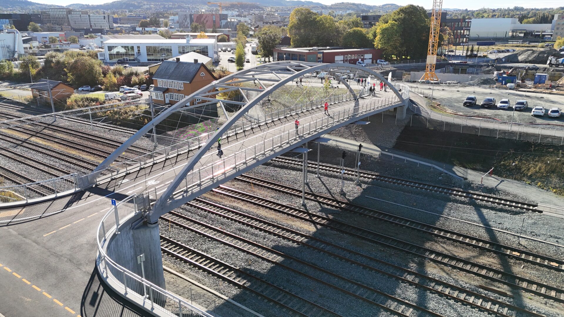 Hangarbroa åpnet for gående og syklende tirsdag 30. september. (Foto: Vegard Thorvaldsen, Statens vegvesen)