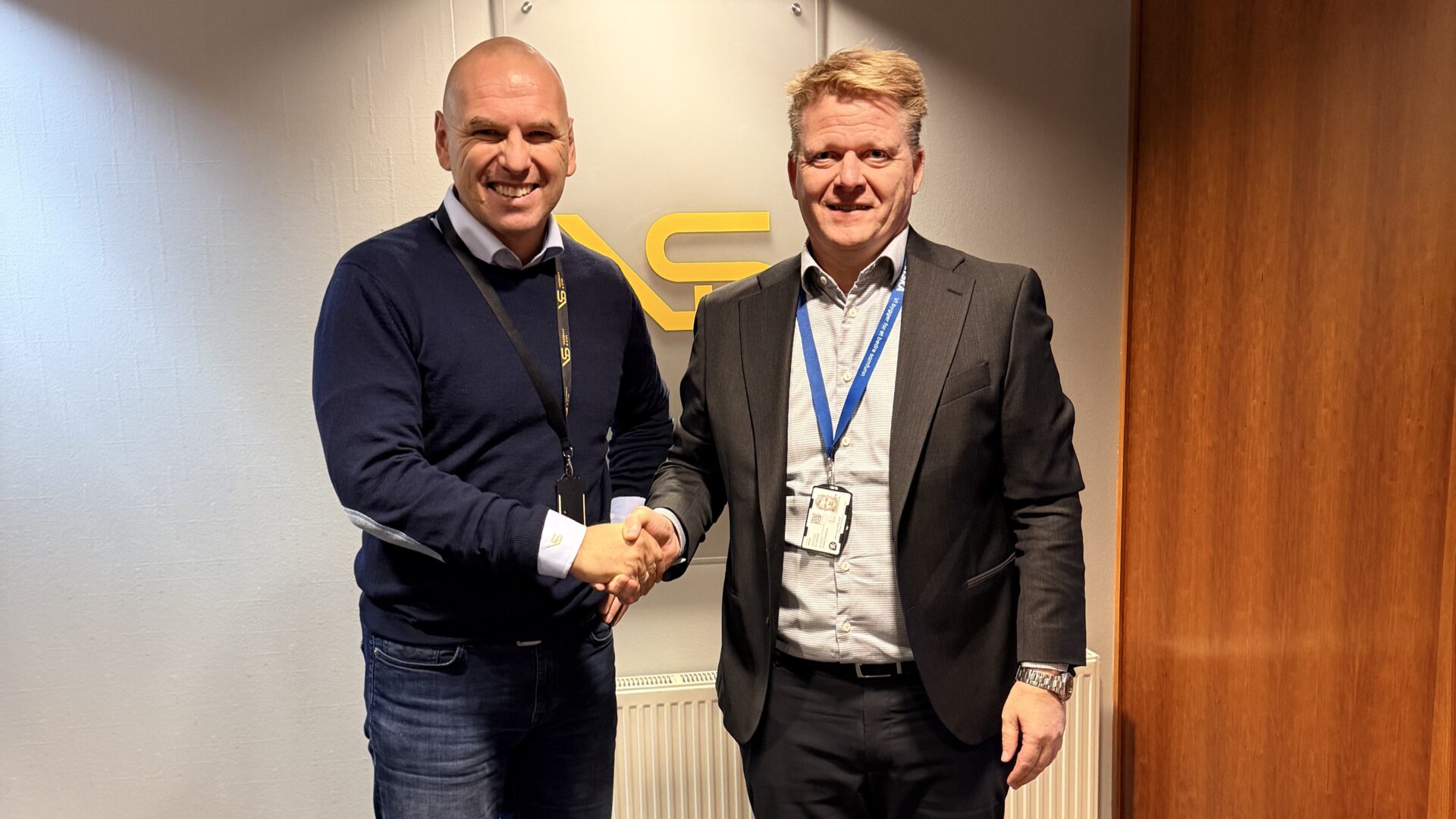 Richard Kvalevaag, administrerende direktør i Vassbakk & Stol, og Jone Klingsheim, distriktssjef for Stavanger i Skanska. (Foto: Vassbakk & Stol)