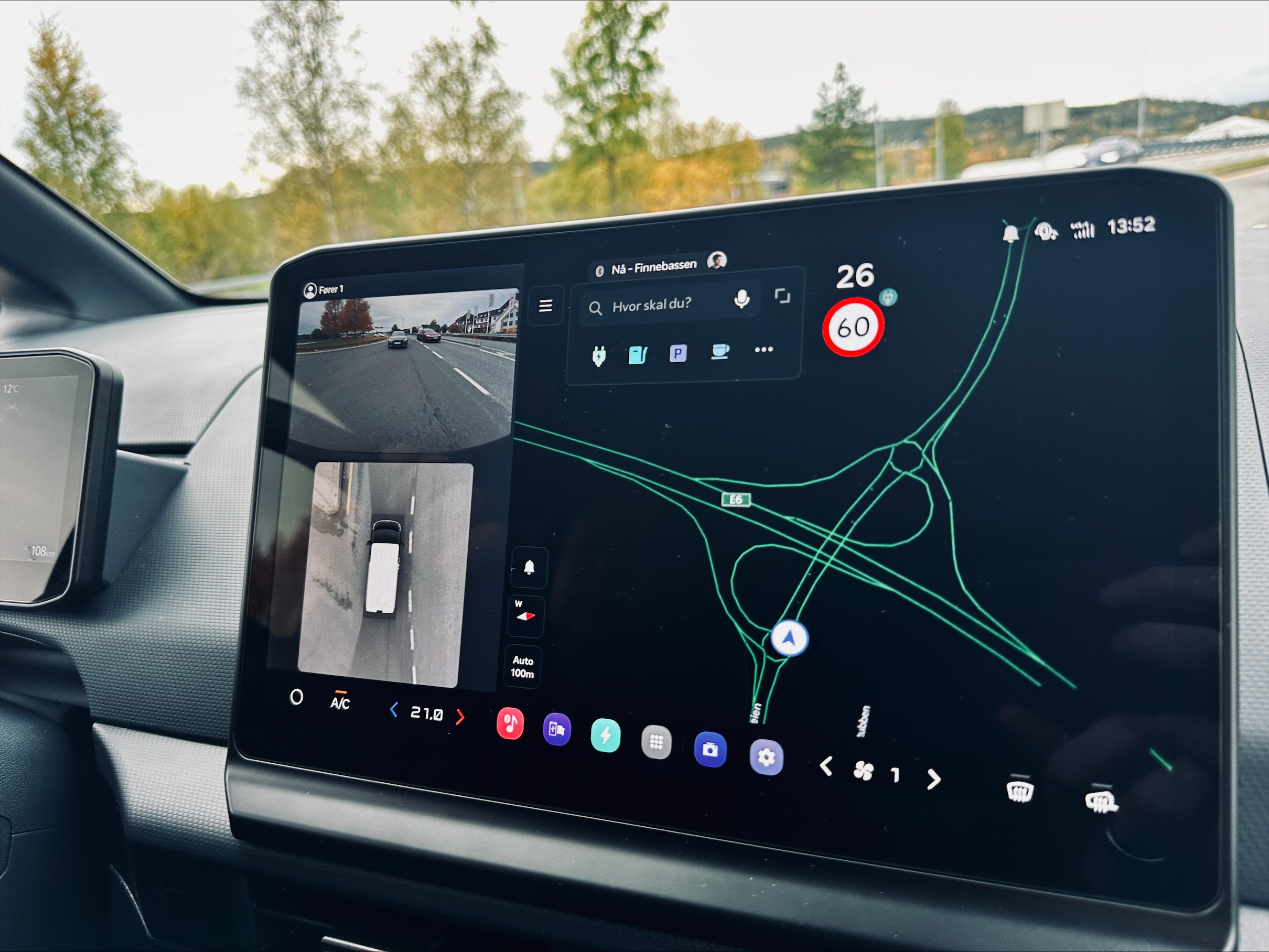 Under den første prøveturen med Kia sin PV5 Prototype i Norge fikk sjåføren teste ut å ha kart oppe samtidig tom man også har direkte videovisning av trafikken bak bilen samt fugleperspektiv av bilen ovenfra. Dette gir en varebilfører god oversikt. (Foto: Kia)