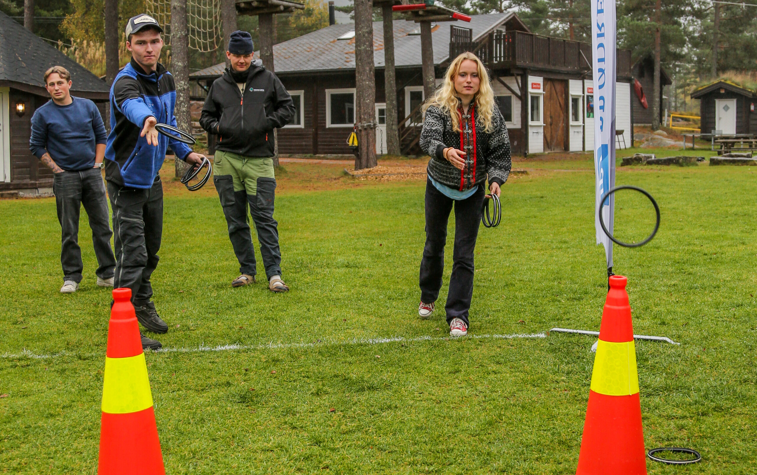 Lærlingene deltok på ulike aktiviteter. Blant annet ringkast. (Foto: Runar F. Daler)