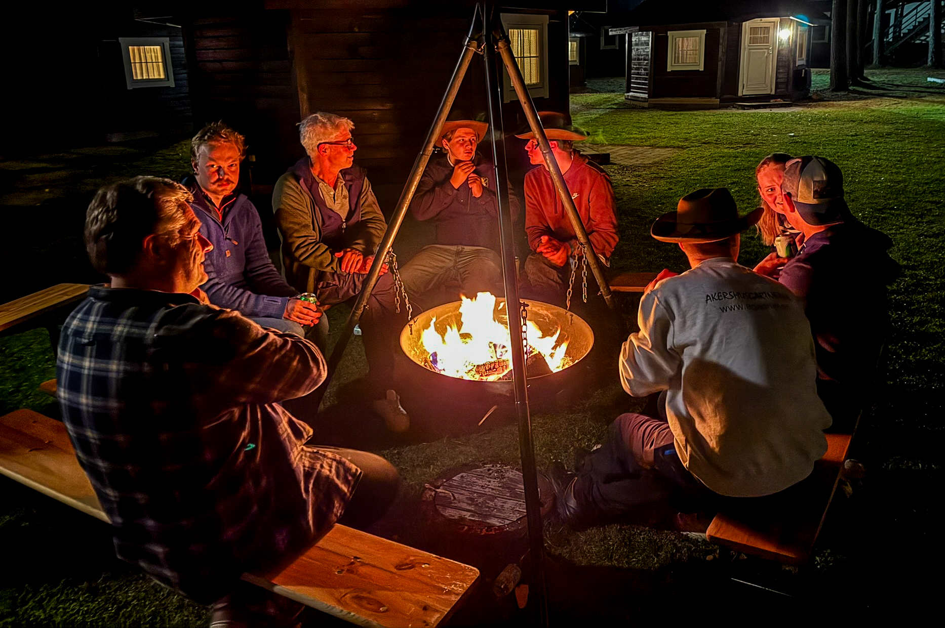 Hyggelig kveldssamling rundt bålpanna. (Foto: Bernt Hennestad)