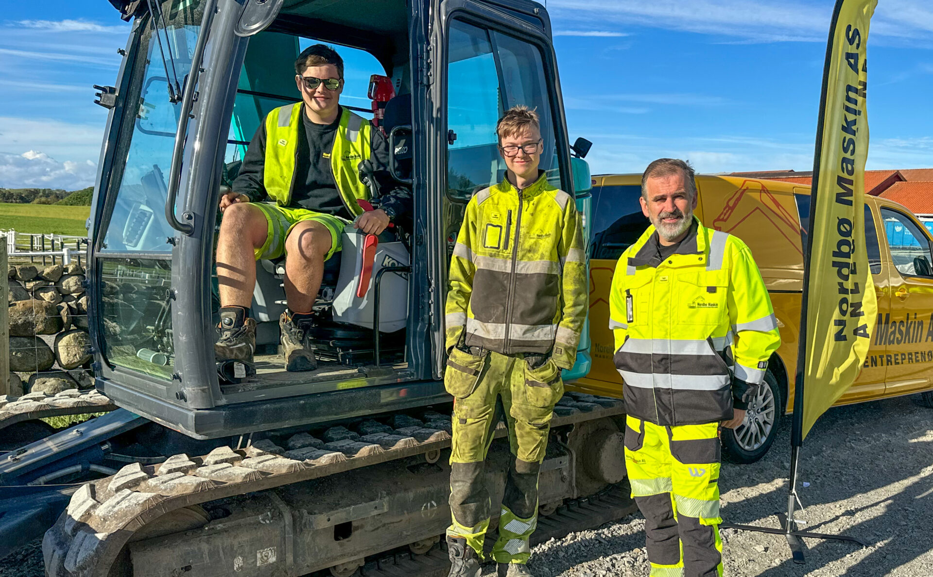 Terje Gjesteland (t.v.) og Mathias Tessem har begge vært lærlinger et drøyt år hos Nordbø Maskin og daglig leder Martin Nordbø. De trives kjempegodt. (Foto: Runar F. Daler)