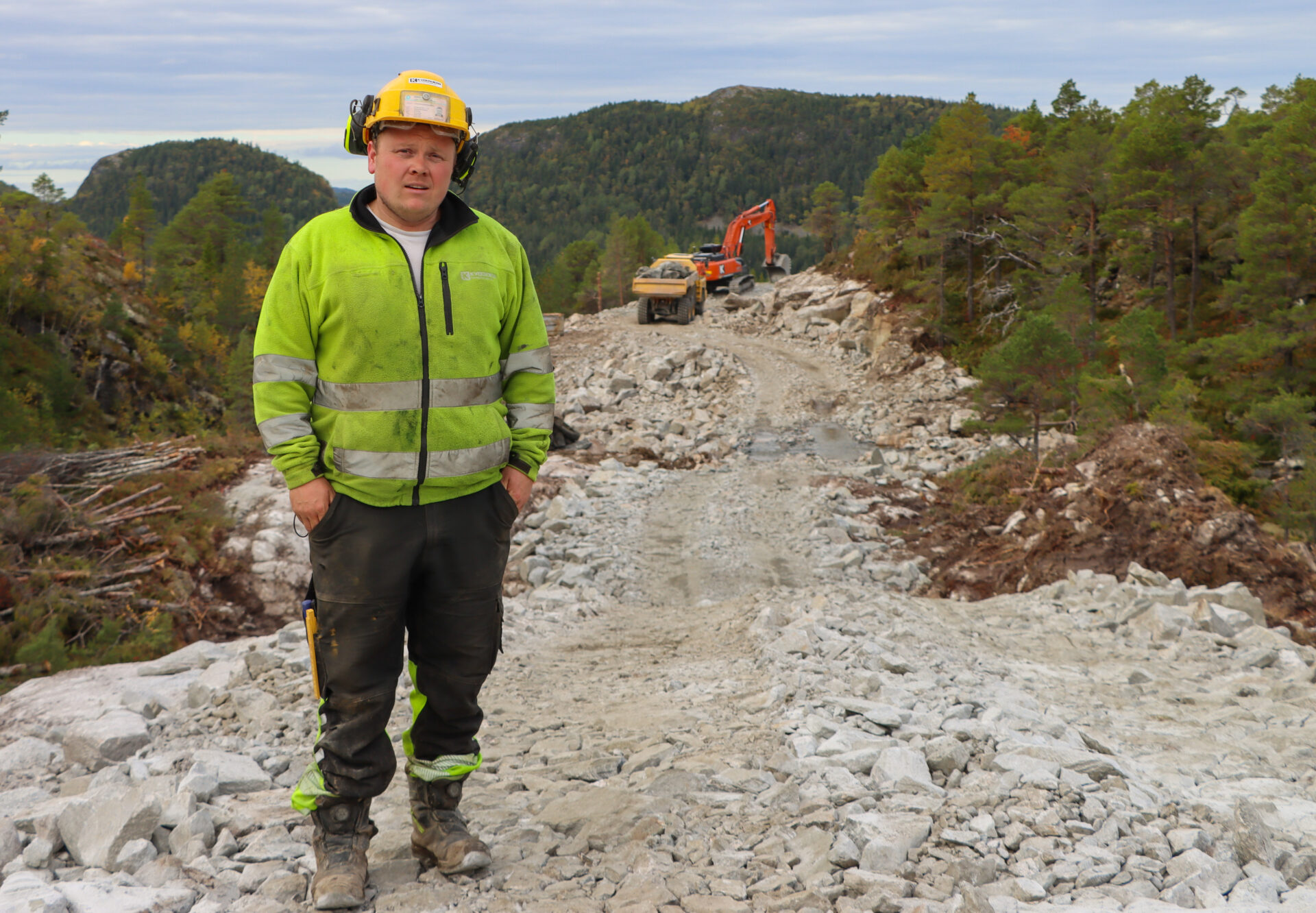 Kristoffer Krokrud i Kvekroken Entreprenør har bygget og bygger småkraftverk på Fosen-halvøya i Trøndelag. Regjeringens forslag til innføring av grunnrenteskatt på nesten all vannkraft, har ført til at de går en usikker fremtid i møte. (Foto: Njål Hagen)