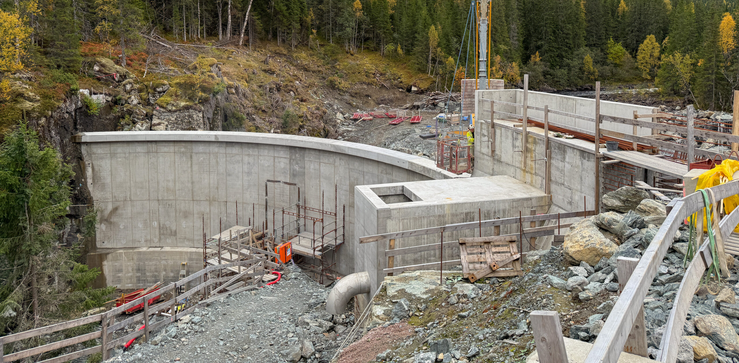 Kraftverk som produserer mer enn 10 megawatt betaler grunnrenteskatt. I statsbudsjettet for 2026 foreslås det å innføre grunnrenteskatt også for småkraftverk som produserer mellom 1,5 og 10 megawatt, slik som dette småkraftverket som er under bygging på Fosen-halvøya i Trøndelag. (Foto: Njål Hagen)