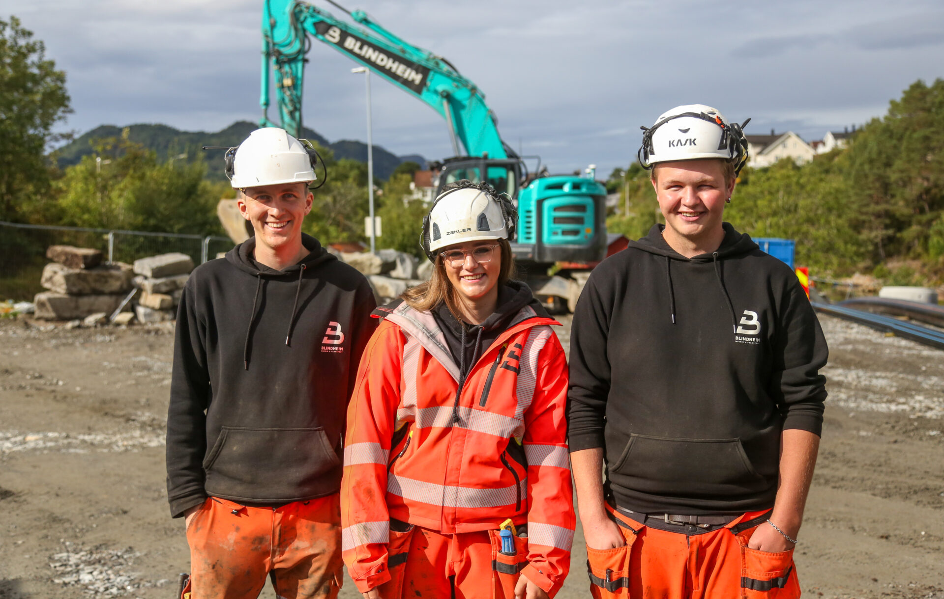 FORNØYDE LÆRLINGER (f.v.): Simon Drønnen (20), Vilde Viddal Sunde (18) og Johan Koppen Hole (18), alle lærlinger i anleggsmaskinførerfaget. (Foto: Runar F. Daler)