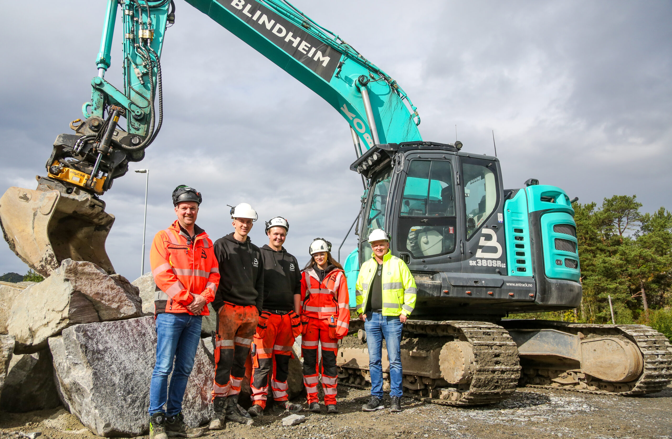 Fra venstre: Daglig leder Jan Aage Blindheim, lærlingene Simon Drønnen, Johan Koppen Hole og Vilde Viddal Sunde, og Henning Sunde, opplæringskonsulent i OKAB. (Foto: Runar F. Daler)