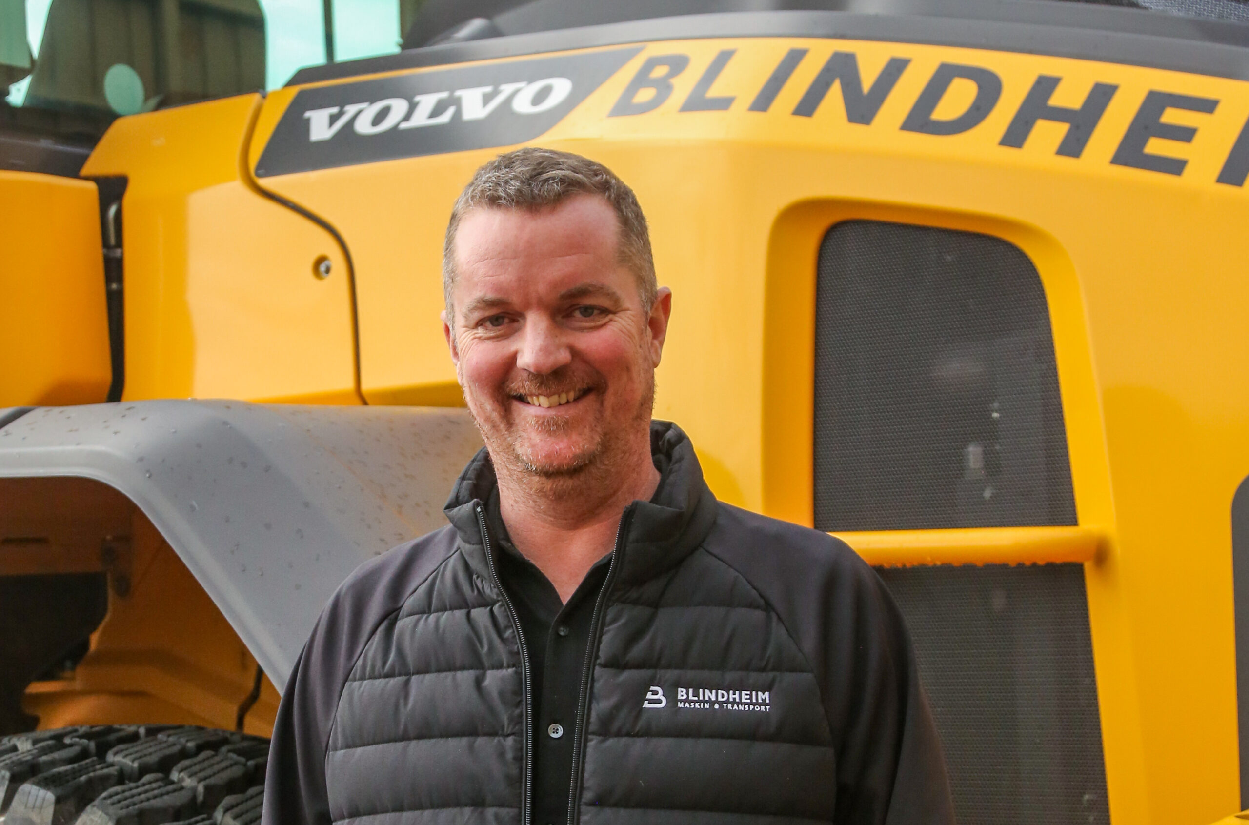 Daglig leder i Blindheim Maskin & Transport, Jan Aage Blindheim, legger gjerne litt ekstra jobb i «de utfordrende tilfellene», for han synes det er fryktelig leit med dem som faller utenfor. (Foto: Runar F. Daler)