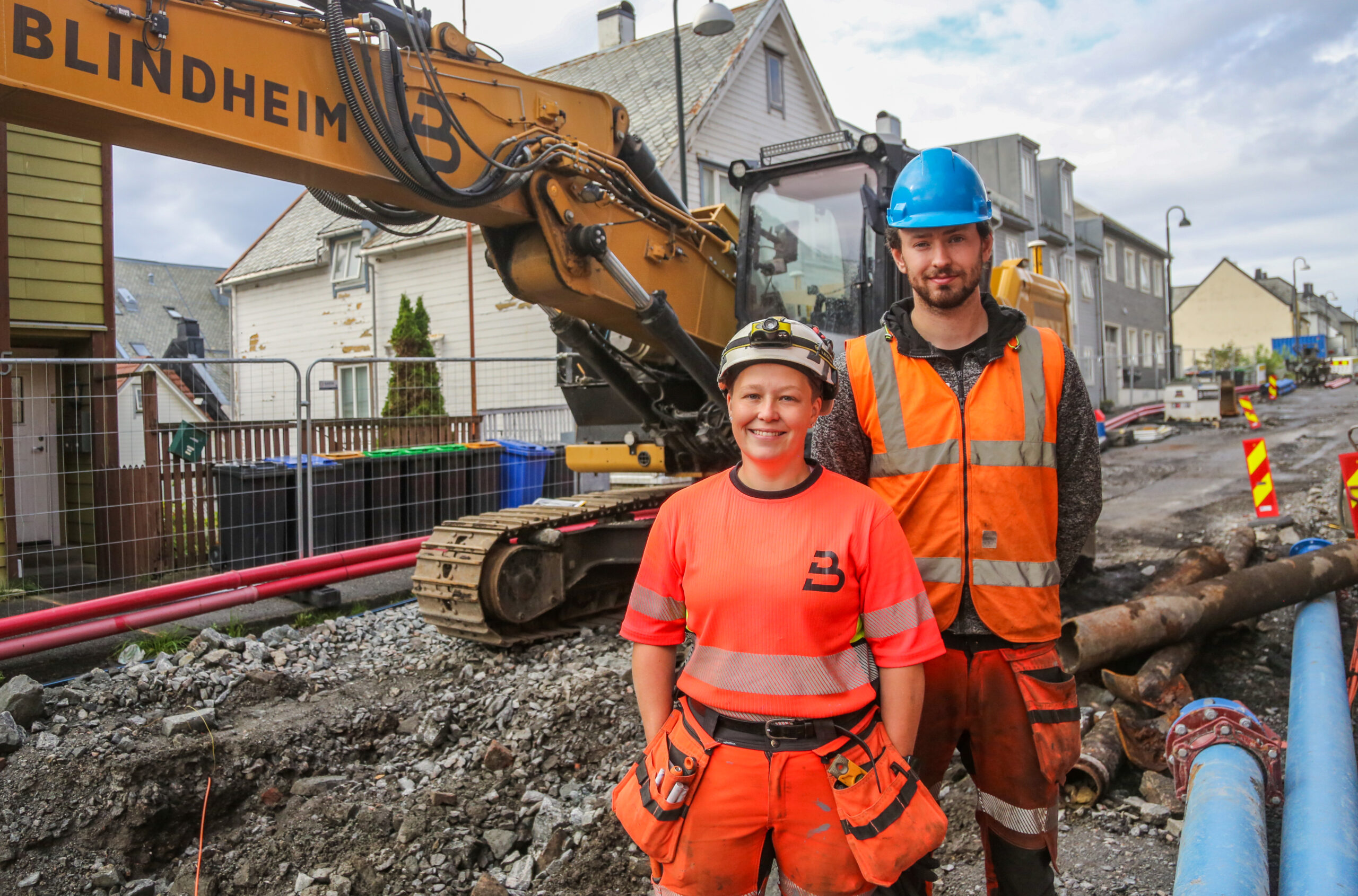 Eline Randi Lilleås Midthjell (32) ble, like før sommeren i år, første kvinne i Møre & Romsdal som tok fagbrev i anleggsrørleggerfaget. Martin Dybvikstrand (24) har tatt fagbrev både i anleggsmaskinførerfaget og fjell- og bergverksfaget. Begge to stortrivdes som lærlinger hos Blindheim Maskin & Transport. – Det er jo en grunn til at vi blir værende her, sier de i kor. (Foto: Runar F. Daler)