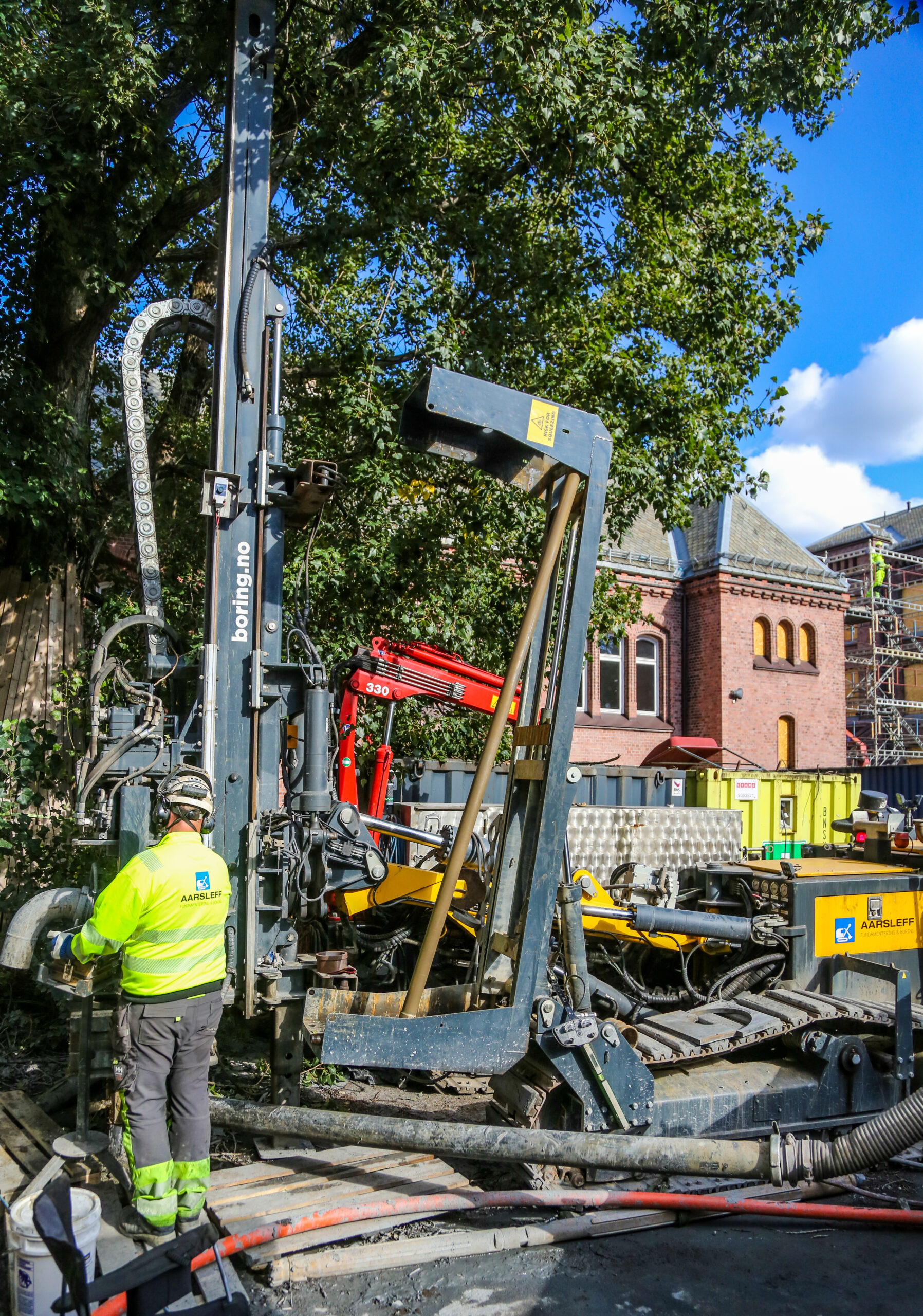Aarsleff Fundamentering & Boring AS borer 16 energibrønner på verneverdige Lilleborg skole. Alt foregår utslippsfritt. (Foto: Runar F. Daler)