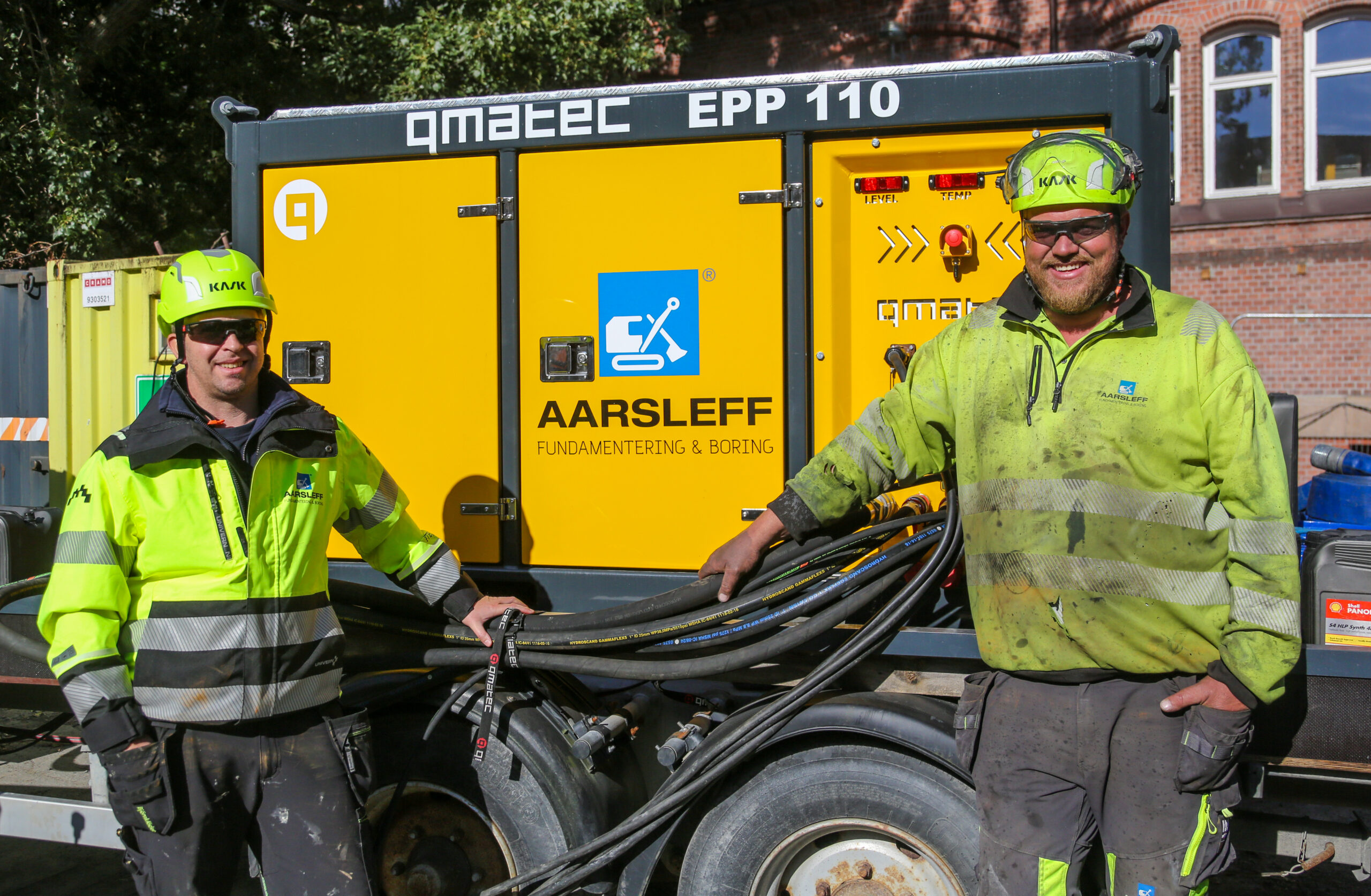 Aarsleffs prosjektleder Pål Martin Schwartz Krog (t.v.) og boreriggoperatør Sindre Halvorsli foran den elektriske «power-packen. (Foto: Runar F. Daler)