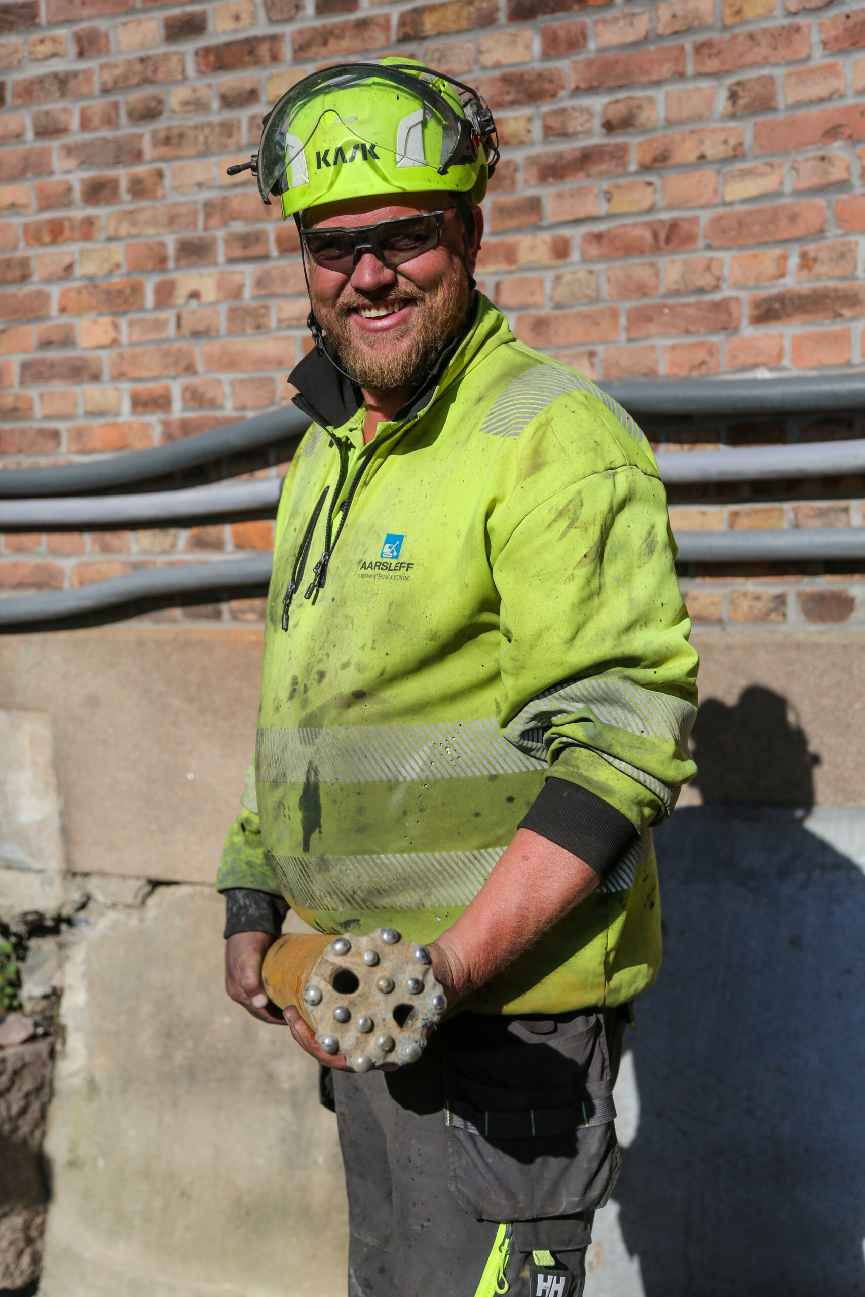 Fjellet er «mykt» og lett å bore i, forteller boreriggoperatør Sindre Halvorsli og viser fornøyd fram en 115 mm borekrone. (Foto: Runar F. Daler)