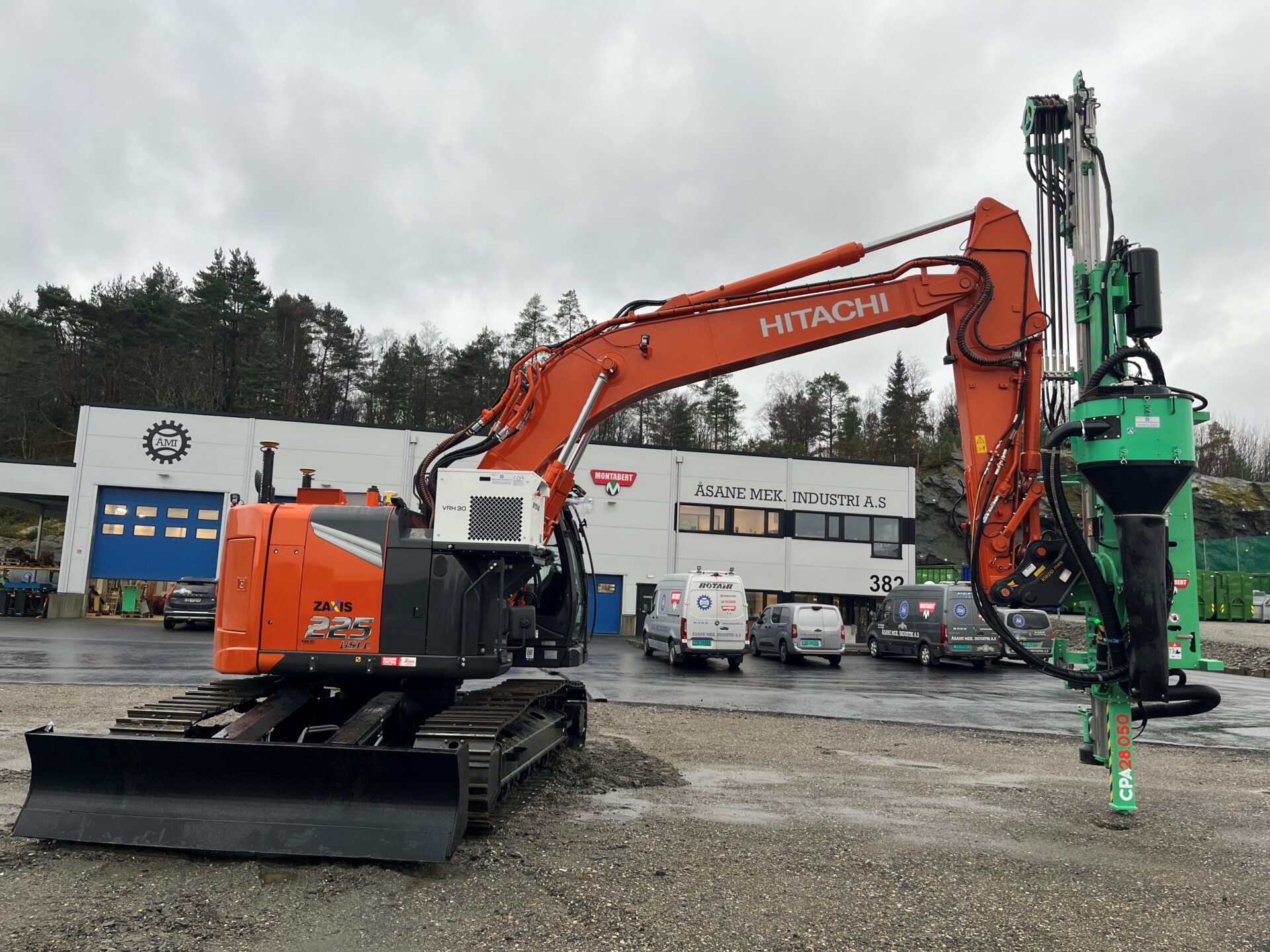 Her er Hitachi-graveren til Brødrene Ulveseth AS fått påmontert Montabert CPA 28-050. (Foto: Åsane Mek. Industri AS)