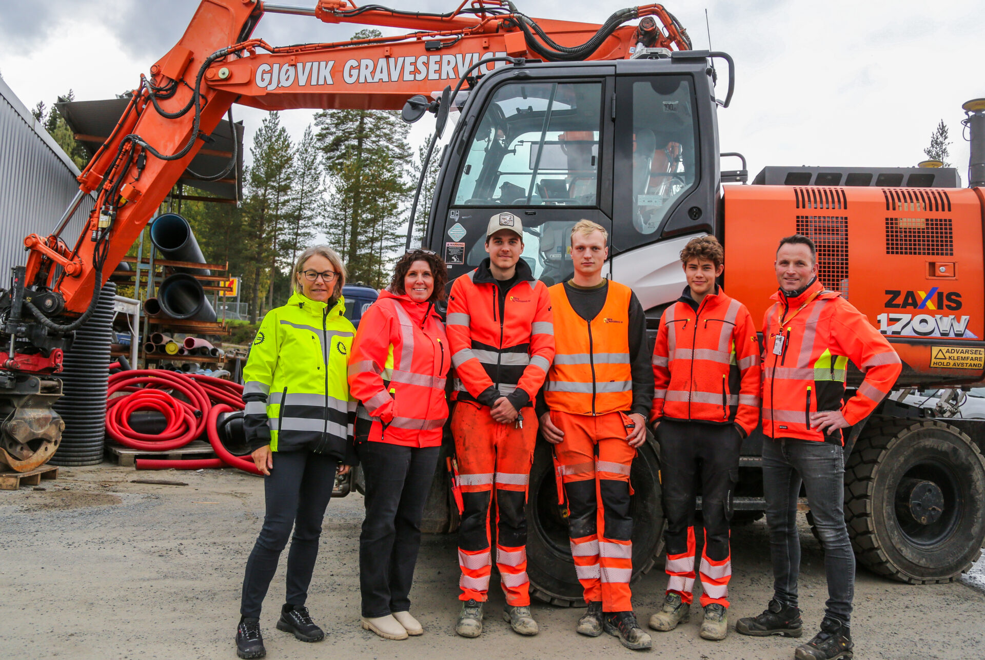Fra venstre: Nina Søndmør (opplæringskonsulent i OKAB), Hilde Røste (kontorleder), Kristian Stordal (lærling), Helge Wirstad Dynna (lærling), Sigurd Hatterud Eid (lærling) og Lars Kleppe (daglig leder). (Foto: Runar F. Daler)