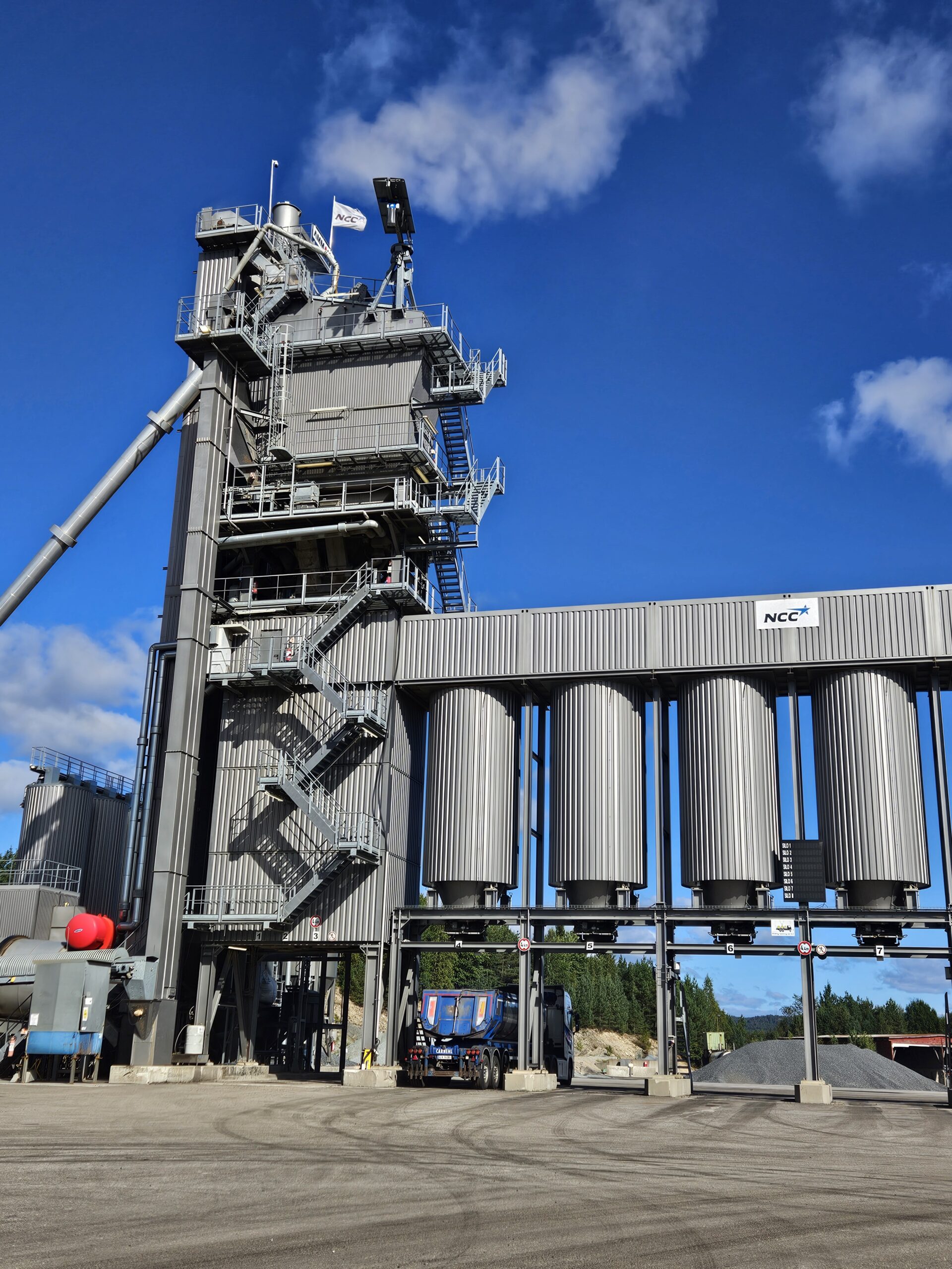 Ved NCCs asfaltfabrikk i Rugsland, i Agder, brukes trepellets som energikilde. (Foto: NCC)