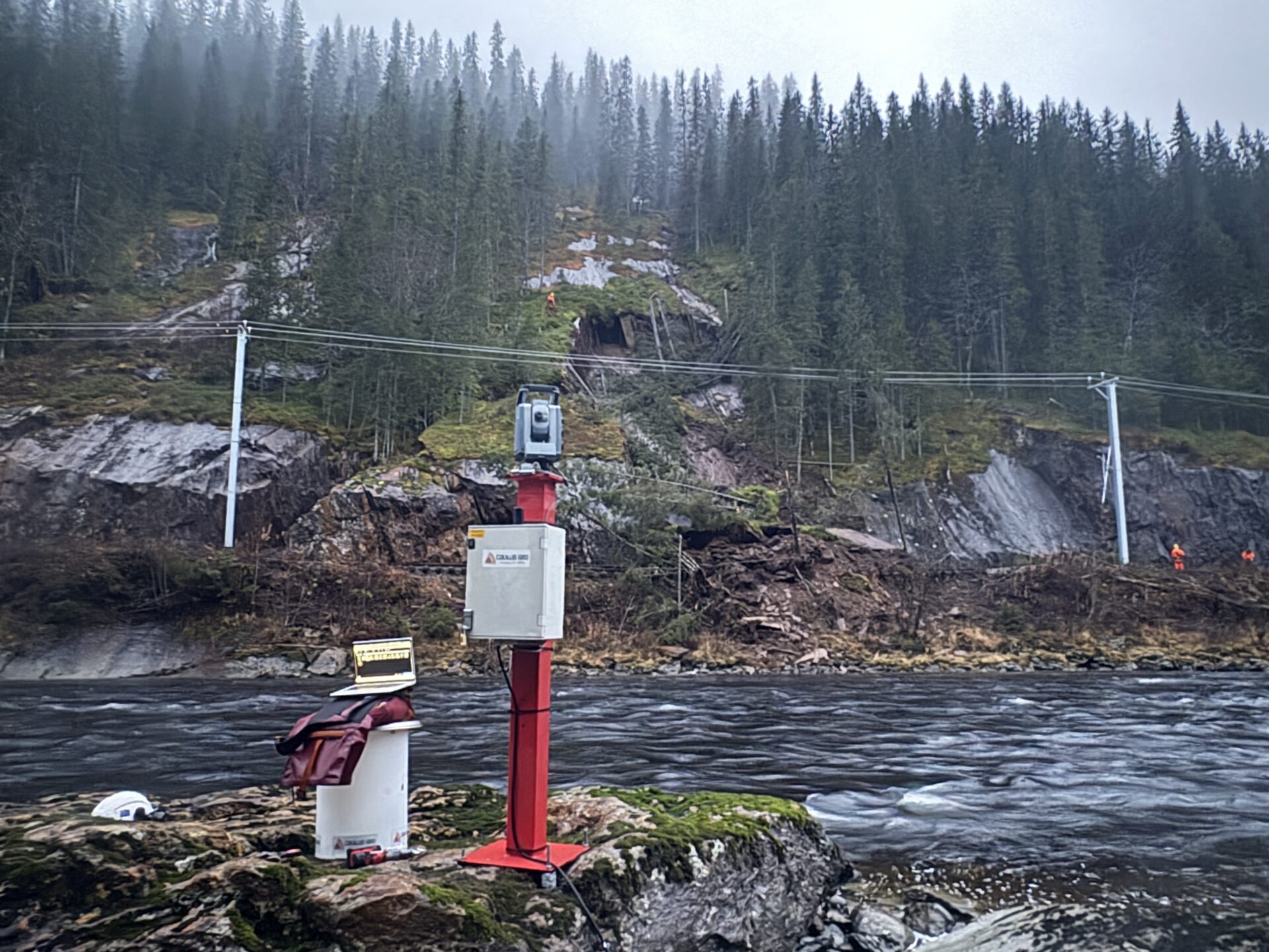 Cautus Geo har raskt etablert automatisk og kontinuerlig overvåking av rasstedet på den nå stengte Meråkerbanen. (Foto: Cautus Geo)