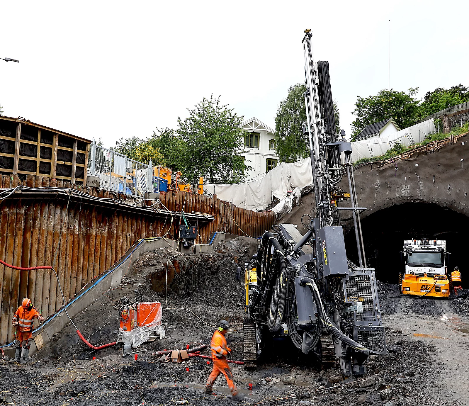 Den elektriske konseptriggen SmartROC T35 BE i arbeid sammen med Grunn Solid på Fornebu. (Foto: Epiroc)