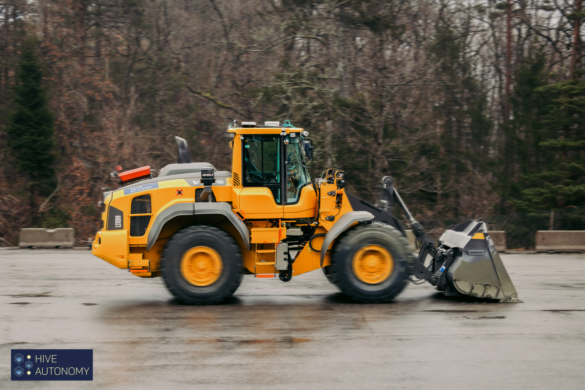 Hive Autonomy AS, Presis Vegdrift AS og Statens vegvesen har inngått avtale om å bruke Hives teknologi for fjernstyring- og autonomiløsning på hjullasterne til Presis Vegdrift. (Foto: Hive)