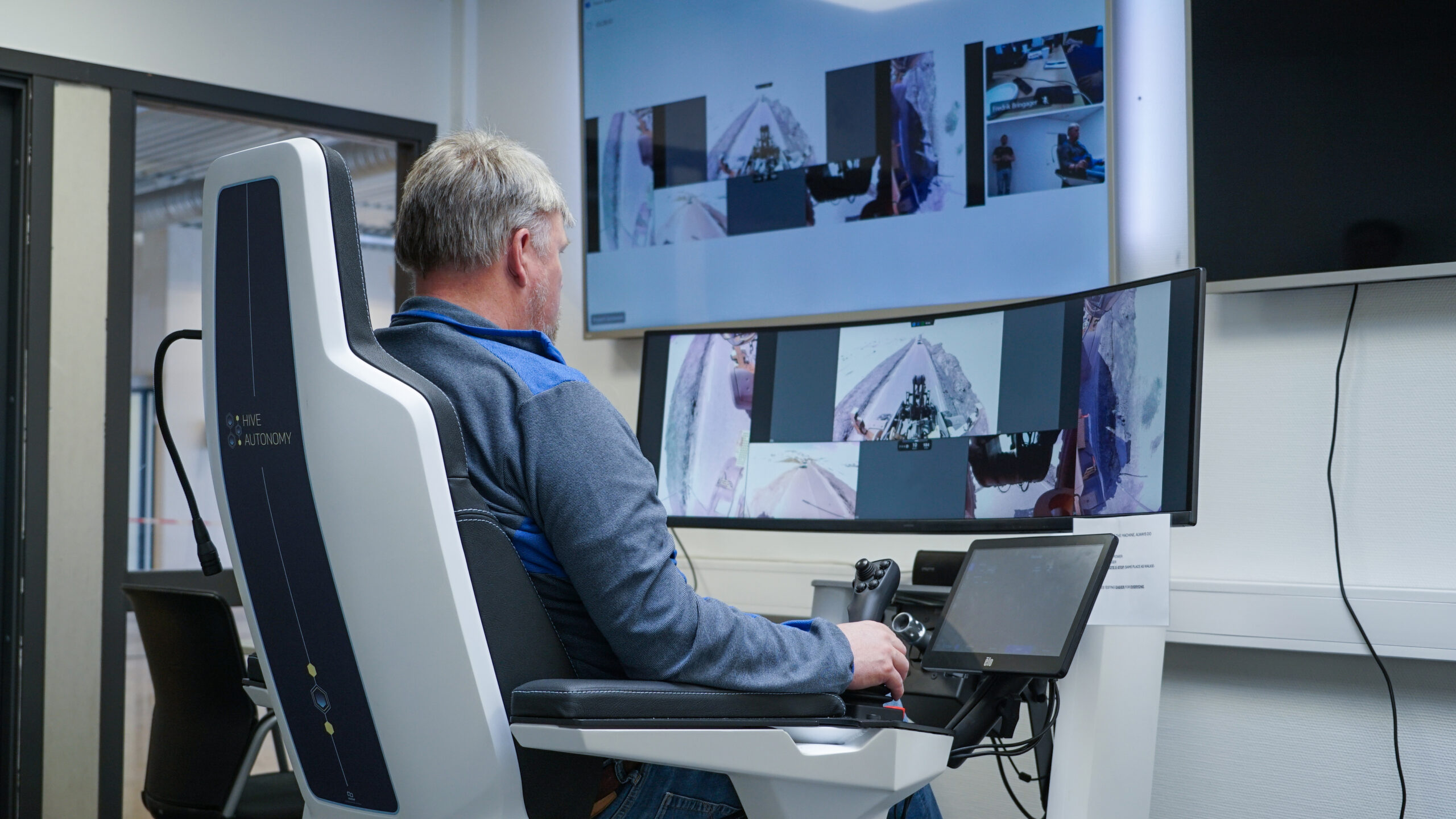 Maskinene fjernstyres fra et sentralisert kontrollsenter. (Foto: Hive)