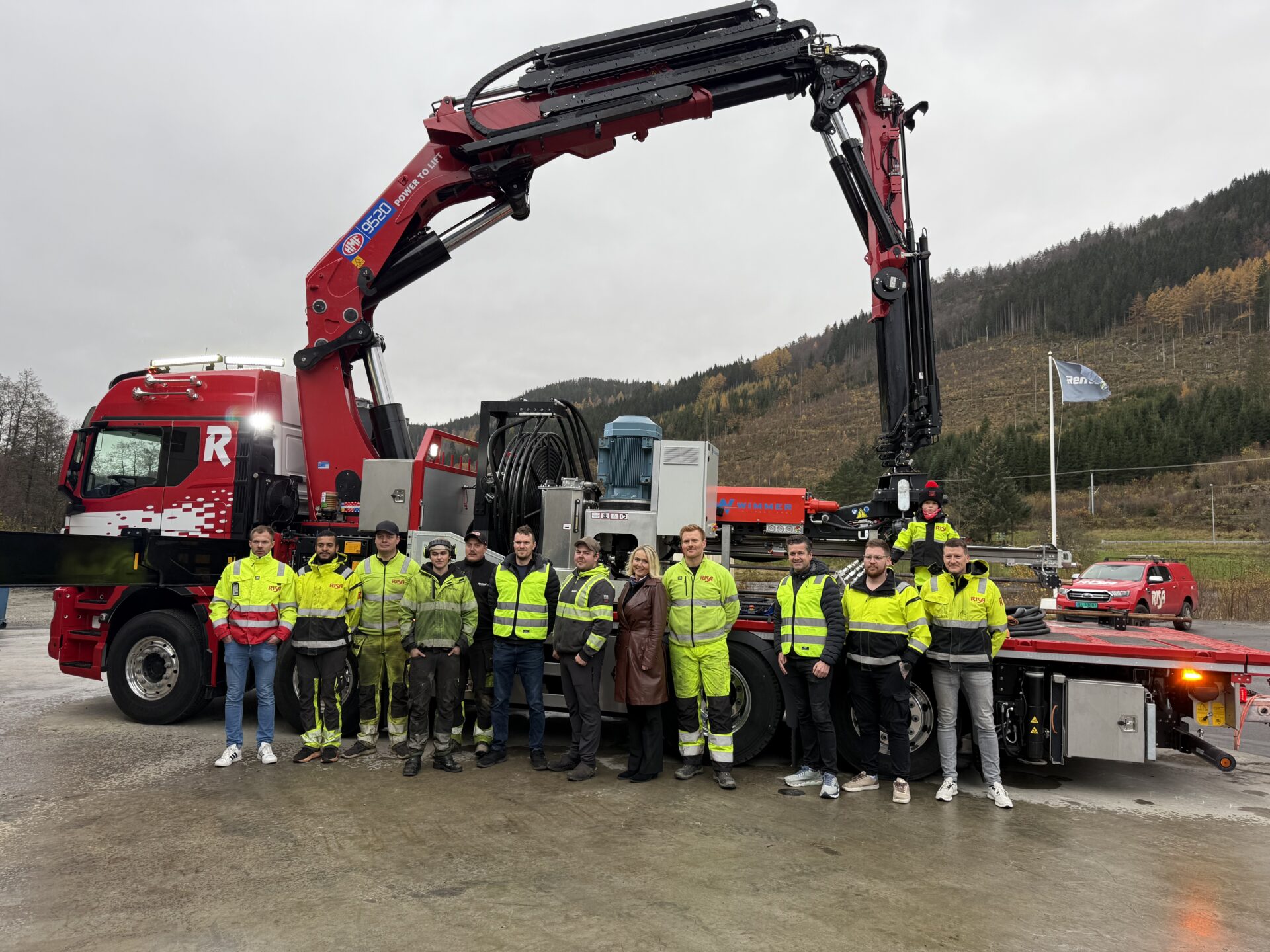 Fra venstre: Joakim Reime (avd.leder internproduksjon Risa), Matias Berthelsen (anleggsmaskinfører Risa), Sverre Refsland Andreassen (fjellsikringsarbeider Risa), Luca Emile Beckstrøm Heiland (mekaniker i Rental.one), Andreas Handeland (mekaniker i Rental.one), Brynjar Ollestad (avd.leder Sør Rental.one), Christer Hamre (formann Overjordsrigg Rental.one), Gro Helleland (ordfører i Lund), Gøran Lode Ulriksen (prosjektleder fjell Risa), Kjetil Friestad (daglig leder i Rental.one), Thor Stian Hamre (driftssjef Rental.one), Sven Marius Ollestad (avd.leder store prosjekt Risa) og hans sønn, Eimund Ollestad. (Foto: Risa)