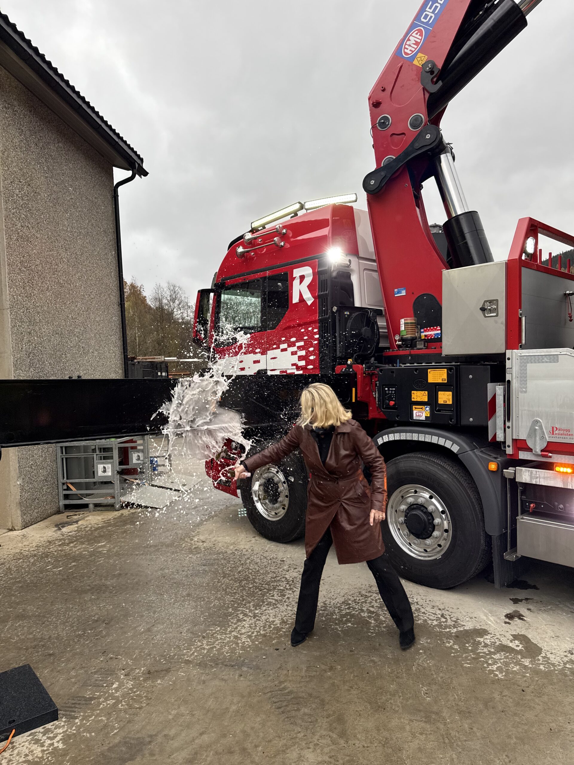 Ordfører i Lund kommune, Gro Helleland, døper bilen Borrghill. (Foto: Risa)