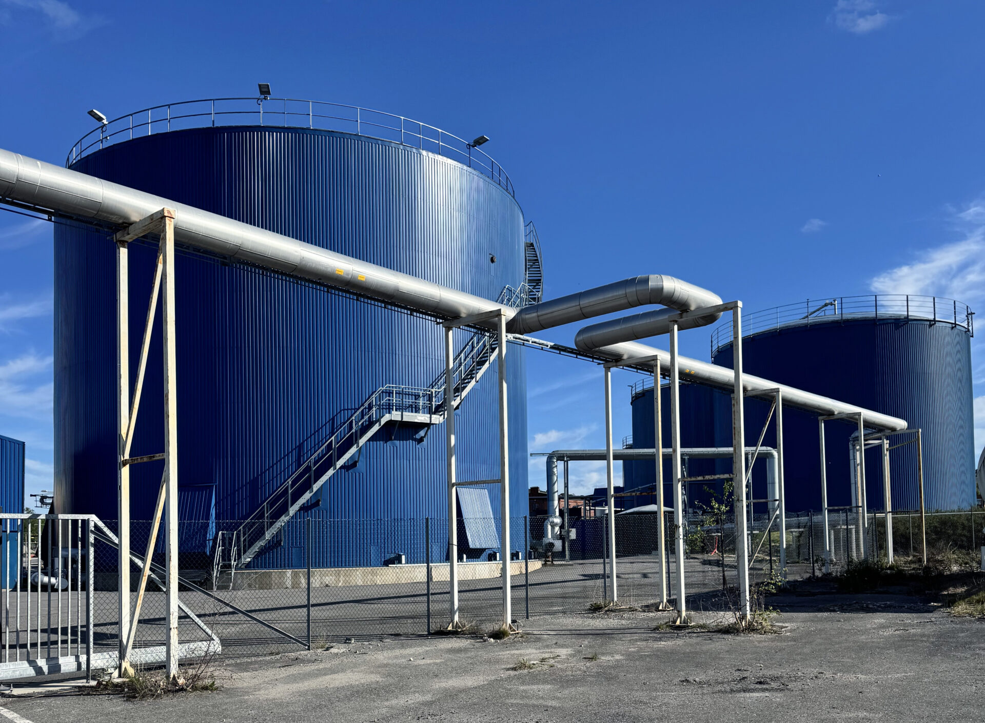 NCC tar over bitumenanlegget i Sarpsborg, som i dag eies av Peab Asfalt. To ansatte på anlegget følger med over til NCC. (Foto: NCC)