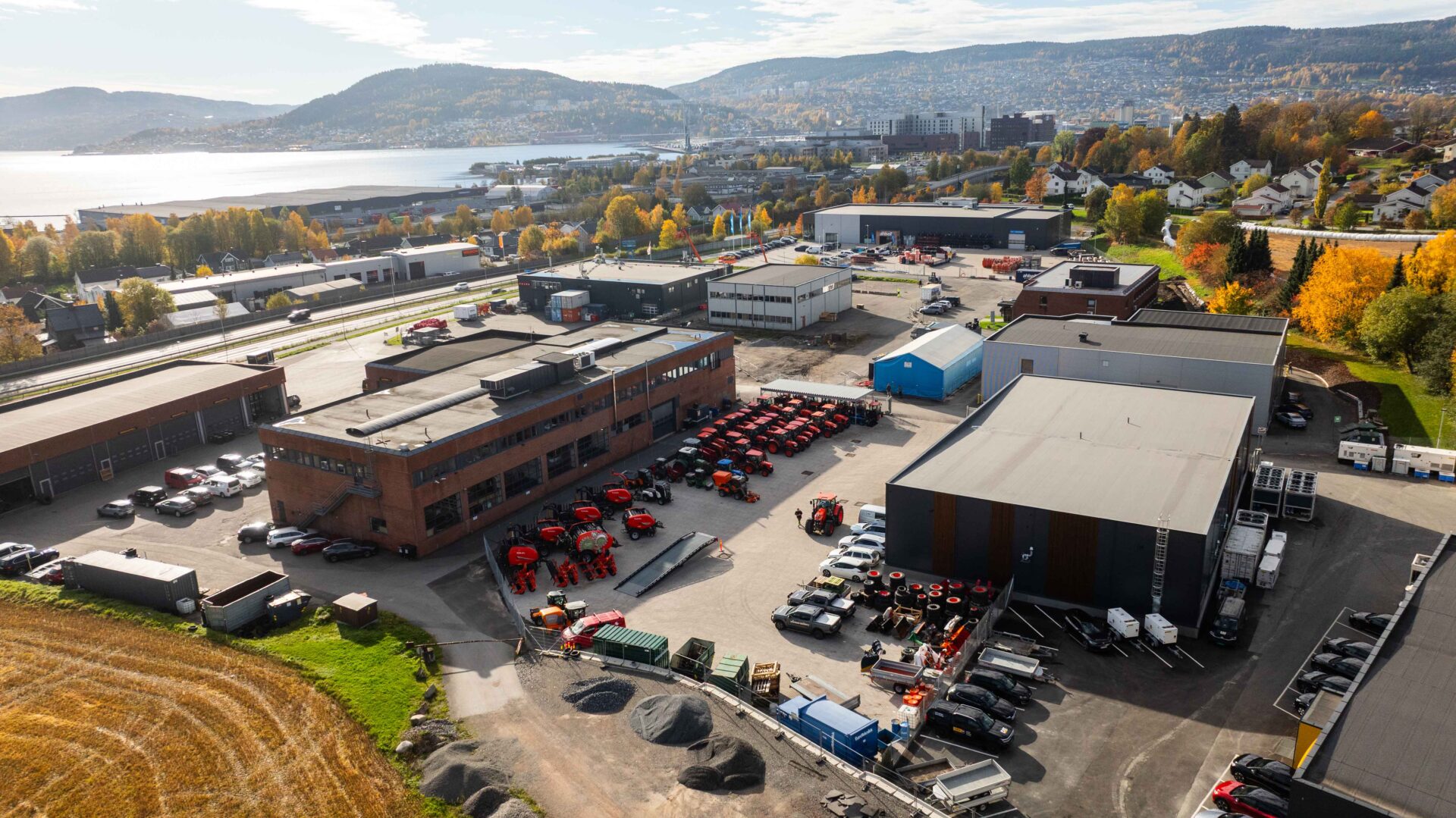 Nellemann Machinery sitt nye hovedkontor er strategisk plassert langs E18 ved Høvik Næringspark i Lier. (Foto: Nellemann Machinery Norge)